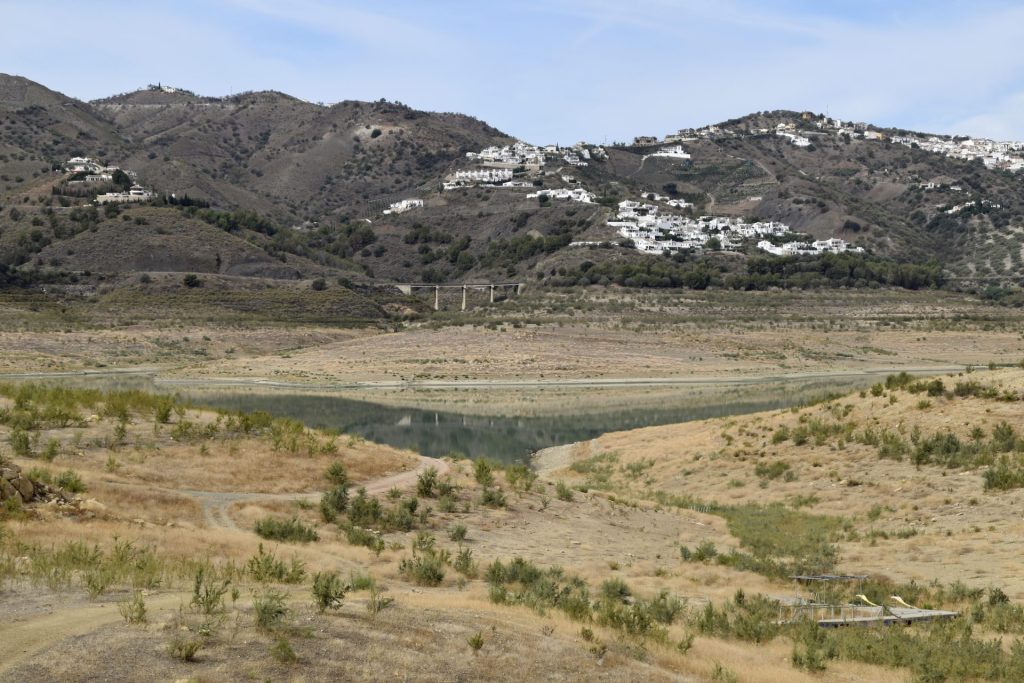 Vista de La Viñuela, el mayor embalse de Málaga, del que bebe la comarca de la Axarquía y que vive una situación agónica tras cinco años de persistente sequía, en una fotografía de archivo. EFE/ Irene Martín Morales