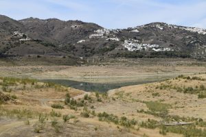 Vista de La Viñuela, el mayor embalse de Málaga, del que bebe la comarca de la Axarquía y que vive una situación agónica tras cinco años de persistente sequía, en una fotografía de archivo. EFE/ Irene Martín Morales