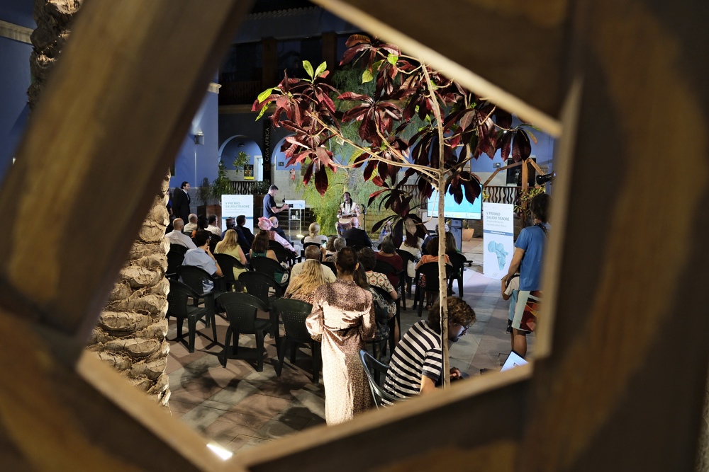 El Premio Saliou Traoré al buen periodismo sobre África en español, que conceden Casa África y la Agencia EFE, cumple su quinta edición reconociendo un reportaje de investigación de la periodista Glòria Pallarés sobre el expolio de materias primas del continente por parte de empresas chinas. En la imagen, el cantante senegalés Naby Camara durante el acto de entrega del premio celebrado este miércoles en Las Palmas de Gran Canaria. EFE/ Angel Medina G.