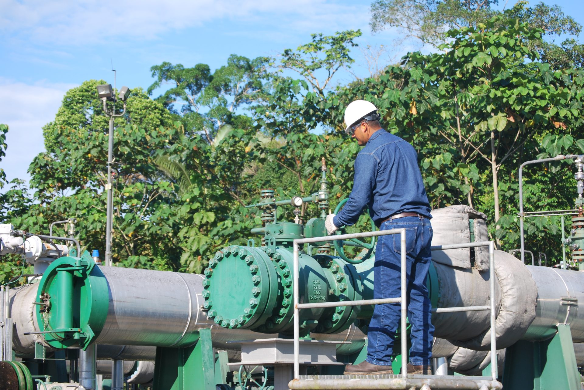 AME8061. YASUNÍ (ECUADOR), 04/08/2023.- Un operario de la empresa estatal Petroecuador trabaja el 21 de junio de 2023 en la planta de procesamiento de petróleo del Bloque 43-ITT, que recibe el crudo extraído de los pozos situados dentro del Parque Nacional Yasuní (Ecuador). La Cumbre Amazónica de Belém do Pará, que tendrá lugar los próximos días 8 y 9 de agosto, se celebrará menos dos semanas antes de que en Ecuador se celebre una histórica consulta nacional sobre si debe debe poner fin a la extracción de petróleo en un valioso yacimiento de la Amazonía, un plebiscito cuyo resultado puede ser el principio del fin de la industria petrolera en el país, consolidada como uno de los pilares de su economía, pero vista por parte de la población como una amenaza que ya ha escrito páginas negras. EFE/ Fernando Gimeno