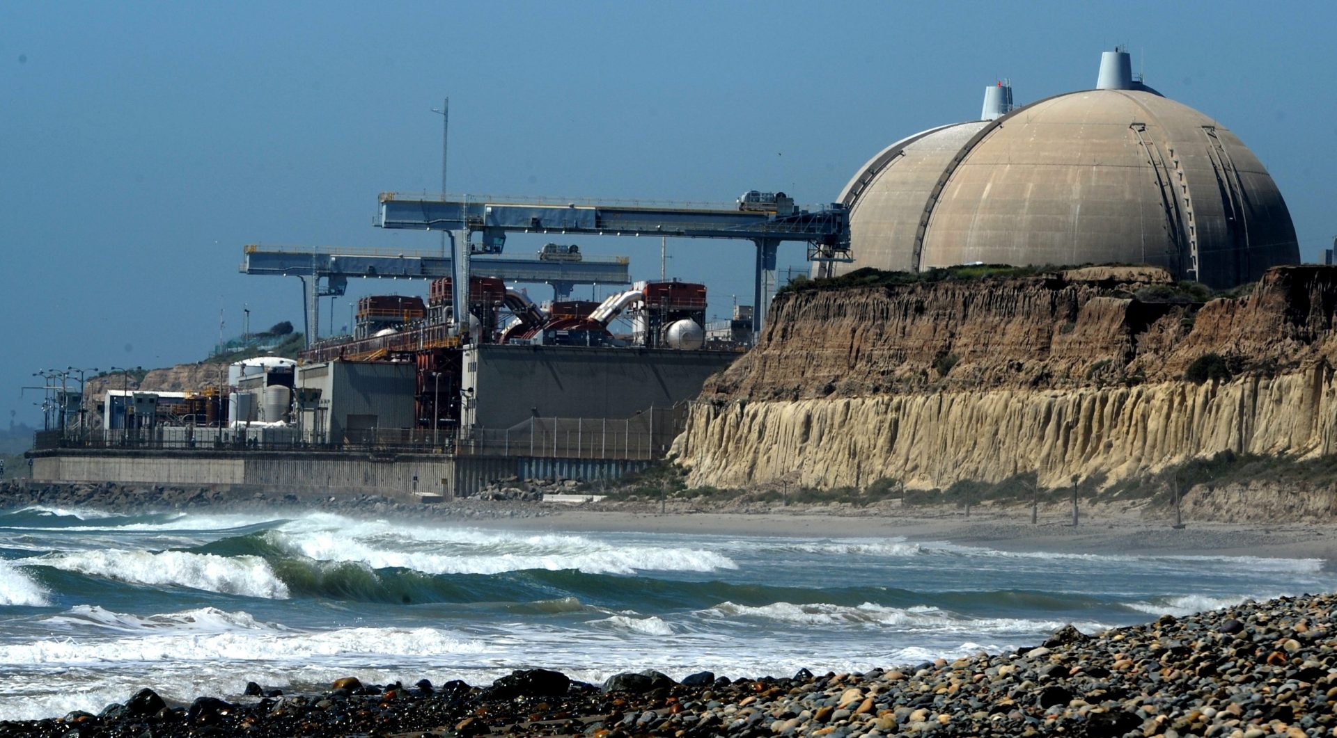 Fotografía de archivo de la central nuclear de San Onofre, en la costa del estado de California, EE.UU. EFE/Mike Nelson