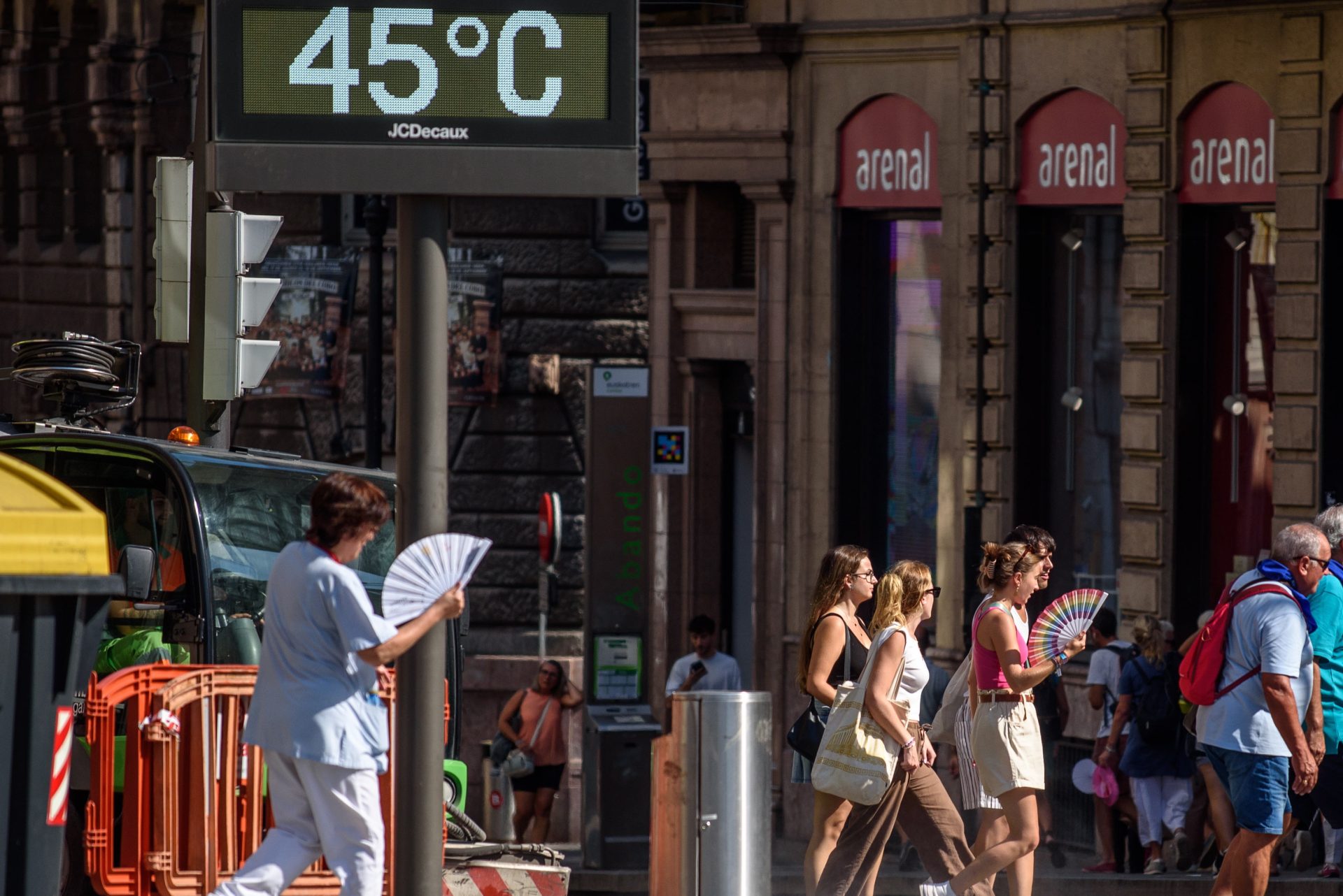 Varias personas intentan aliviarse del calor durante un episodio de ola de calor Archivo EFE/Javier Zorrilla