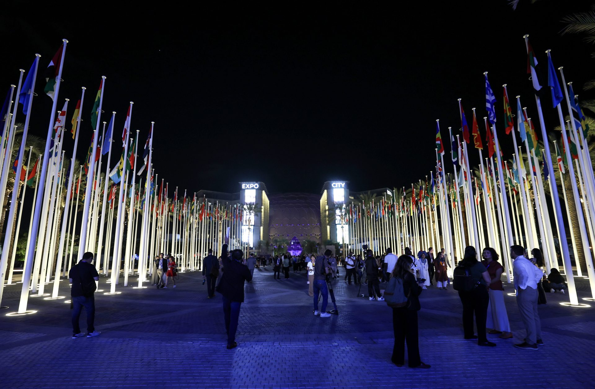 Dubai (United Arab Emirates), 30/11/2023.- People walk near Al Wasl Plaza's dome at Expo City Dubai, the venue of the 2023 United Nations Climate Change Conference (COP28) in Dubai, United Arab Emirates, 30 November 2023. The 2023 United Nations Climate Change Conference (COP28), runs from 30 November to 12 December, and is expected to host one of the largest number of participants in the annual global climate conference as over 70,000 estimated attendees, including the member states of the UN Framework Convention on Climate Change (UNFCCC), business leaders, young people, climate scientists, Indigenous Peoples and other relevant stakeholders will attend. (Emiratos Árabes Unidos) EFE/EPA/ALI HAIDER