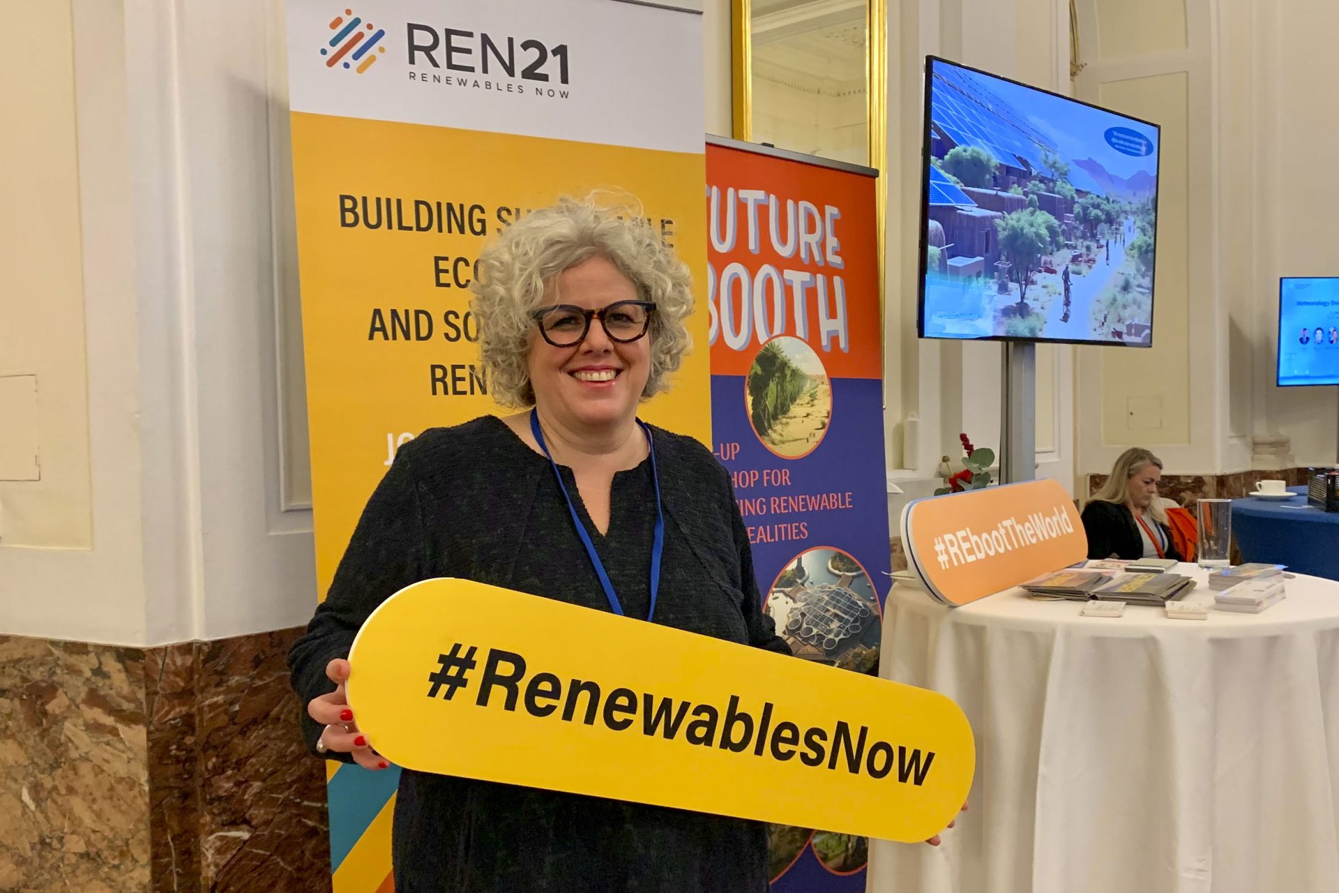 Rana Adib, la directora ejecutiva de REN21, sostiene un cartel con el hashtag RenewablesNow (Renovables ahora), este viernes durante la celebración del Foro Internacional de Energía y Clima celebrado en Viena esta semana. EFE/ Clara Antón