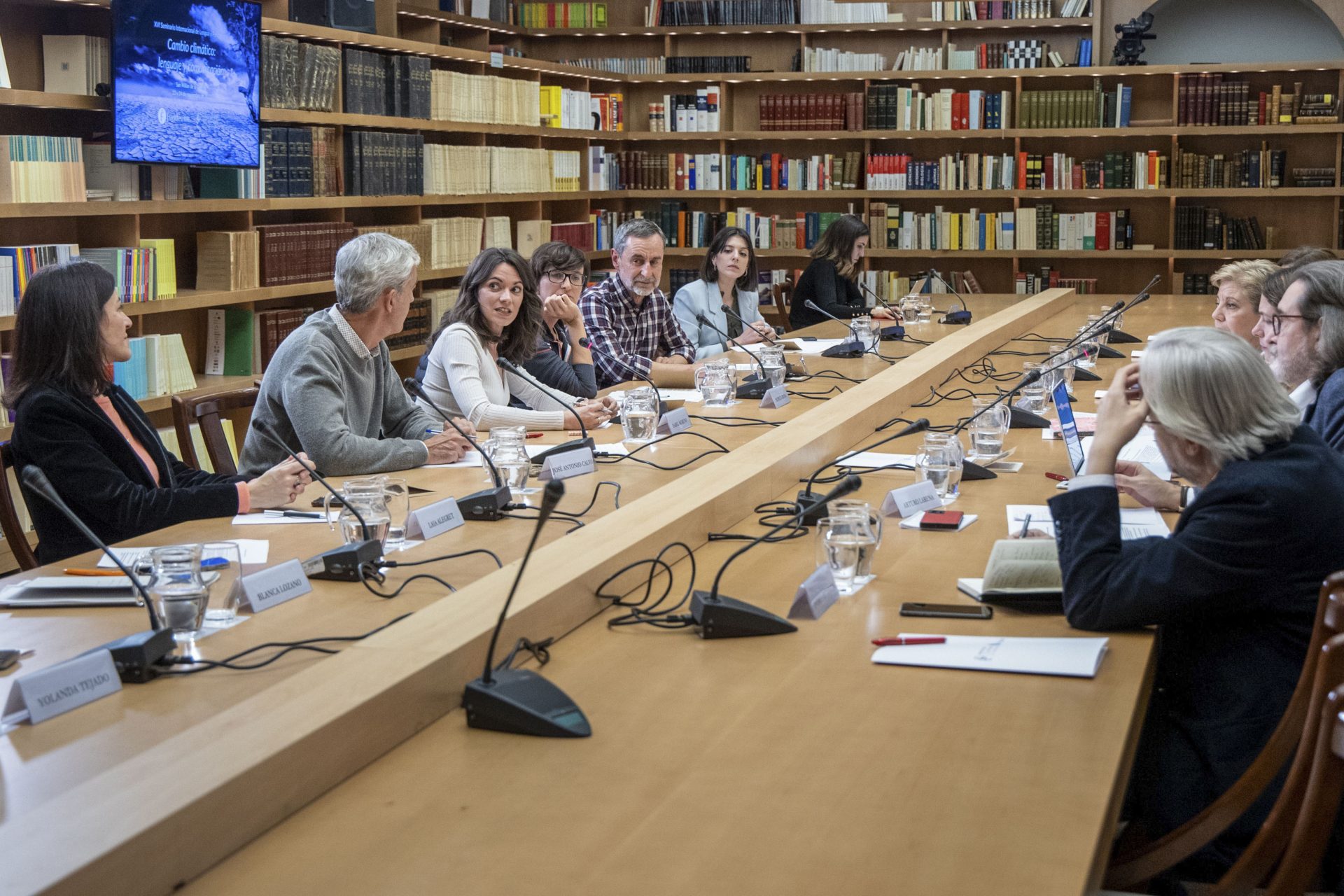 SAN MILLAN DE LA COGOLLA (LA RIOJA), 23/11/2023.- La física y meteoróloga, divulgadora y miembro del programa Aquí la tierra, Isabel Moreno (3i), en su intervención en el debate ''Lenguaje del activismo (De la palabra a la acción ambiental: activismo y divulgación)'' dentro del XVI Seminario de Lengua y Periodismo "Cambio climático: lenguaje y comunicación", organizado por la Fundación San Millán de la Cogolla y la Fundación del Español Urgente FundéuRAE, formada por la Real Academia Española y la Agencia EFE, este jueves en el Monasterio de Yuso de San Millán de la Cogolla (La Rioja). EFE/ Raquel Manzanares