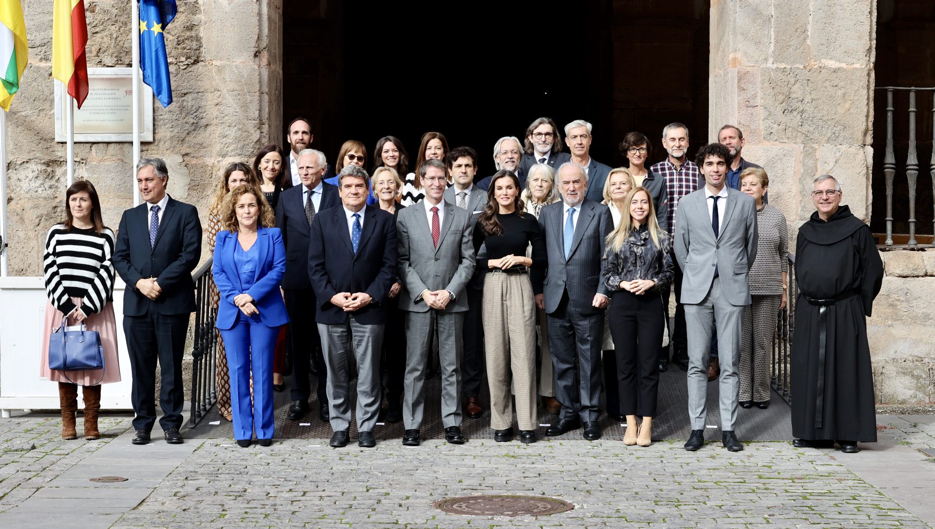 SAN MILLAN DE LA COGOLLA 24/11/2023.- Foto de familia de la reina Letizia; el presidente del Gobierno de La Rioja, Gonzalo Capellán (6d); el presidente de la FundéuRAE, Santiago Muñoz (4d); el ministro de Transformación Digital, José Luis Escrivá (7d), la vicepresidenta de la FundéuRAE y presidenta de la Agencia EFE, Gabriela Cañas (fondo), entre otras autoridades, tras la clausura del XVI Seminario Internacional de Lengua y Periodismo que desde ayer se celebra en el Centro Internacional de Investigación de la Lengua Española (CILENGUA) de San Millán de la Cogolla. EFE/Raquel Manzanares