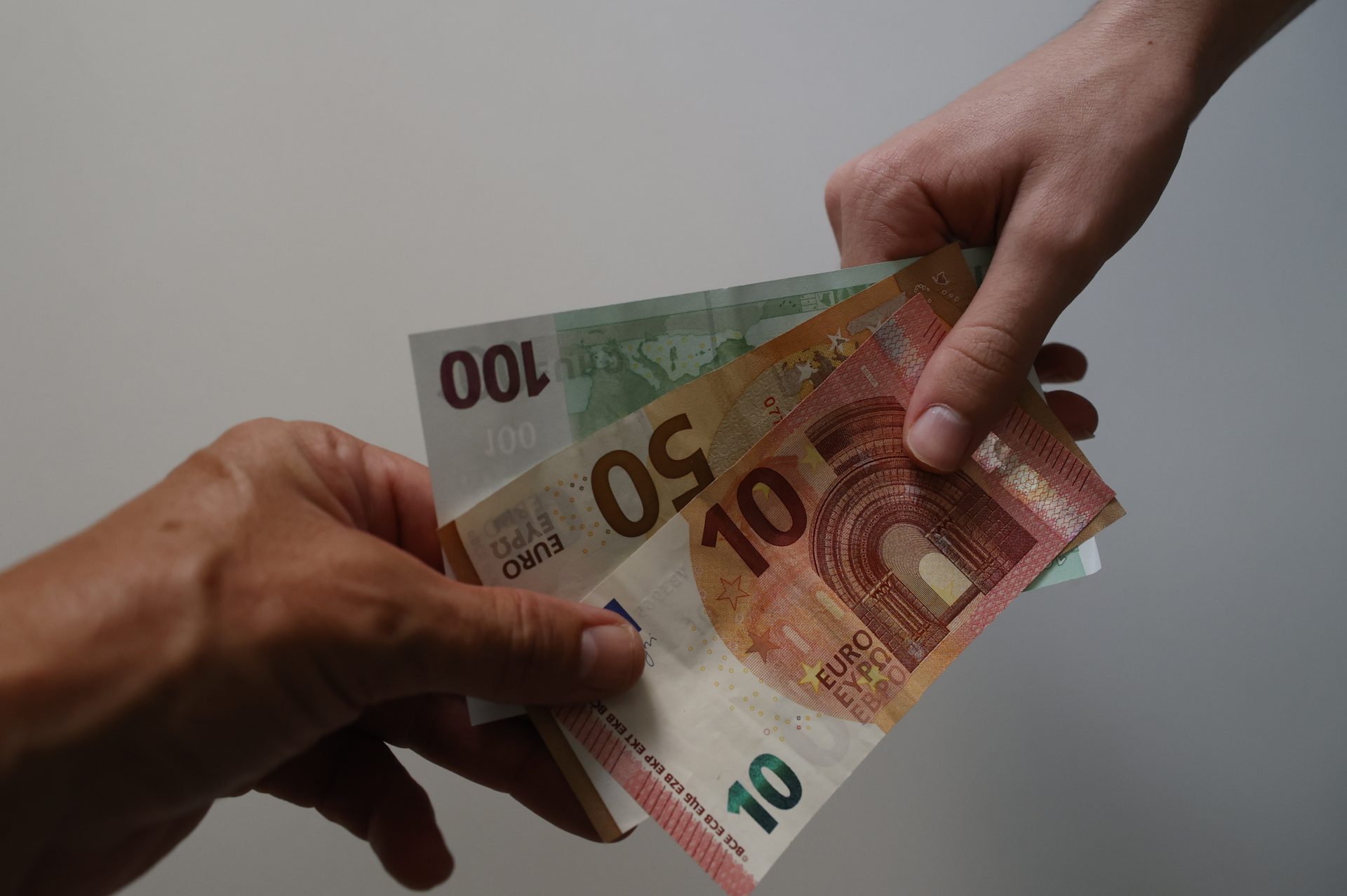 MADRID, 01/08/2022.- Billetes de euro en las manos. EFE/J.J.Guillen
