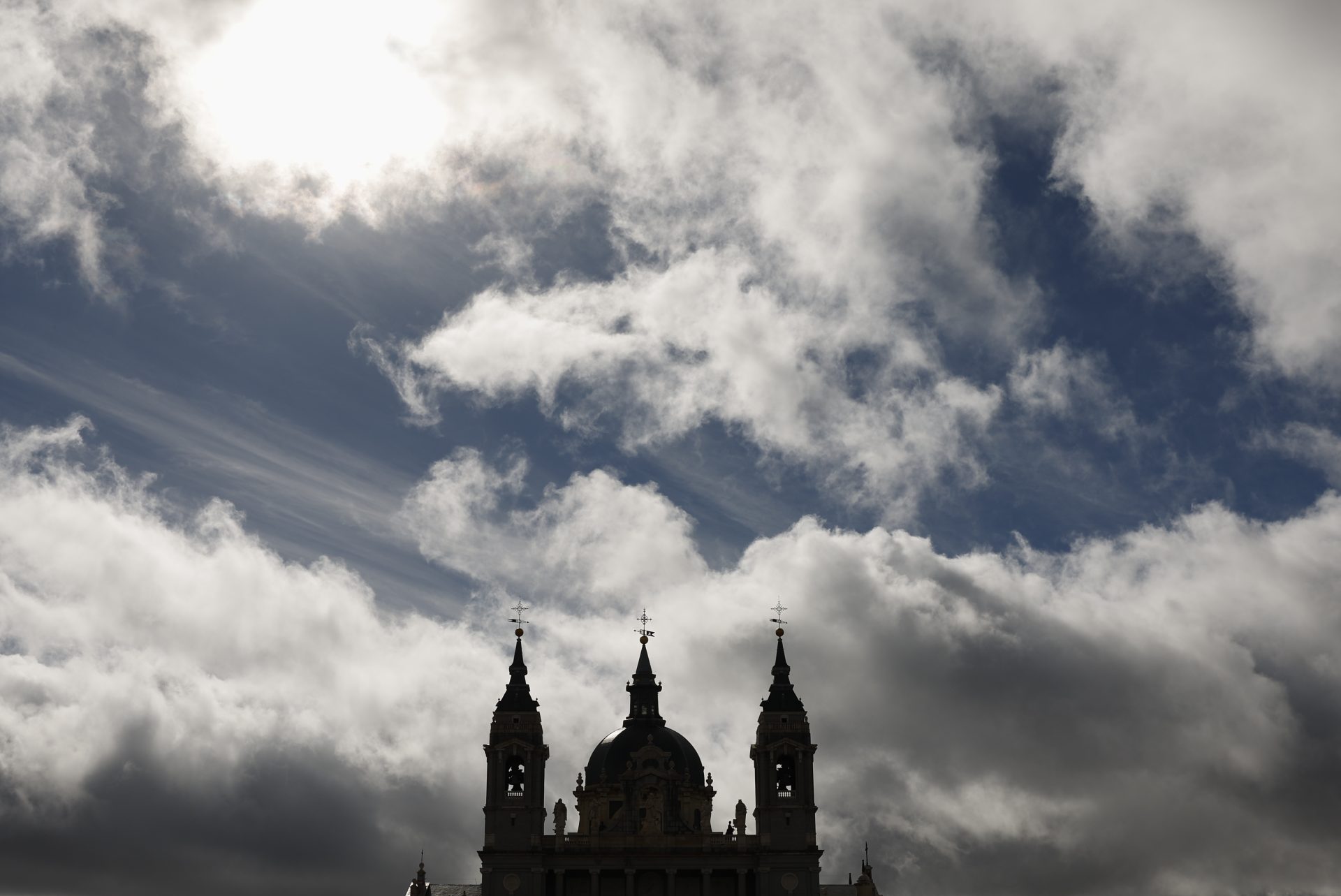 MADRID, 02/11/2023.- Vista de la cúpula de la catedral de La Almudena de Madrid tras las fuertes lluvias registradas en la mañana del jueves en la capital por el paso de la borrasca Ciarán. EFE/ Mariscal