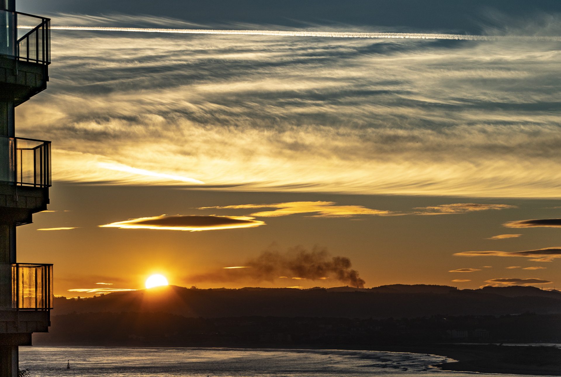 SANTANDER, 16/10/2023.- Amanece este lunes en la bahía de Santander. EFE/ROMÁN G. AGUILERA