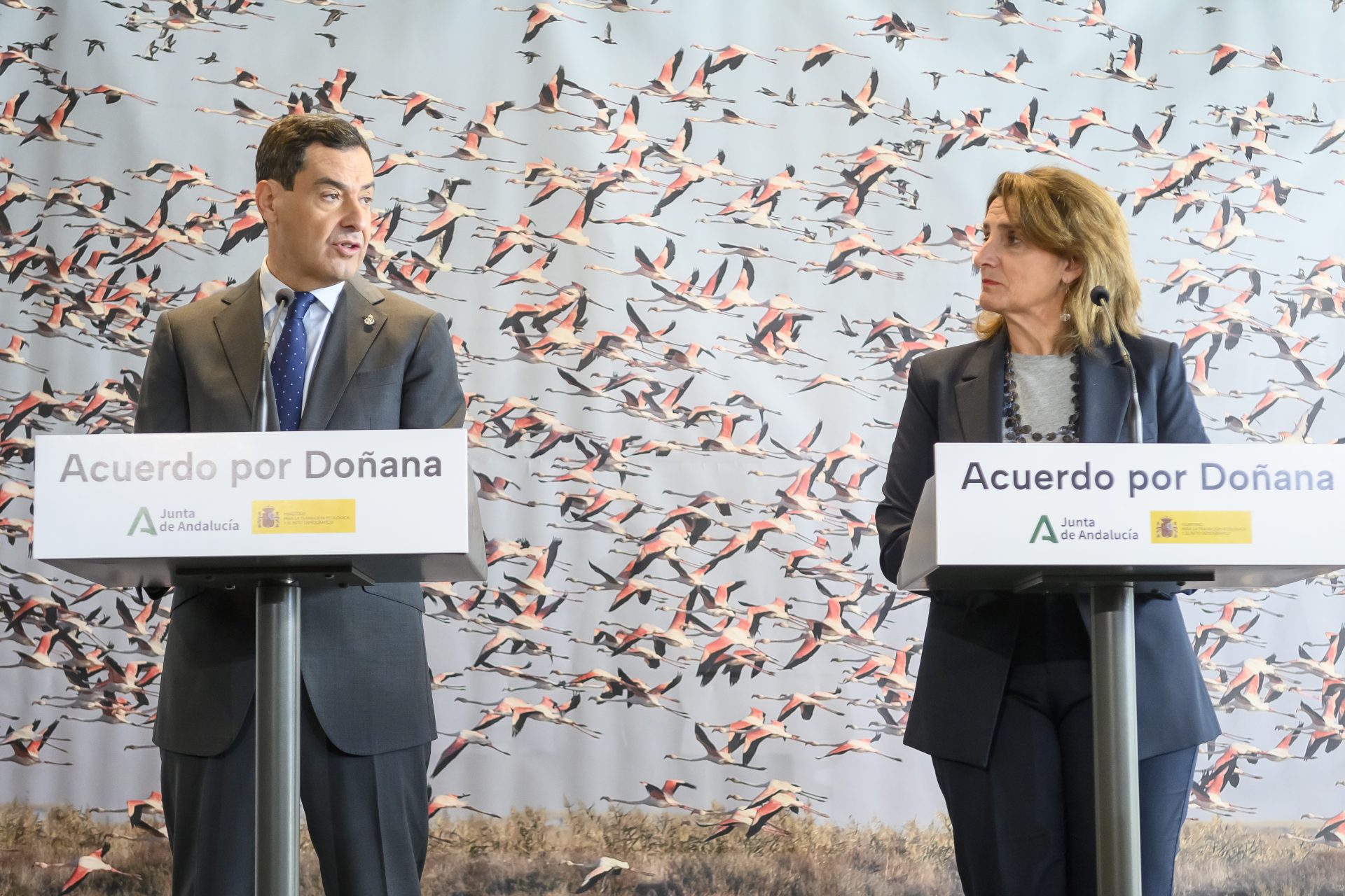 GRAFAND7025. ALMONTE (HUELVA), 27/11/2023.- El presidente andaluz, Juanma Moreno y la vicepresidenta tercera del Gobierno y ministra para la Transición Ecológica y el Reto Demográfico, Teresa Ribera, durante su comparecencia tras la firma del acuerdo que el Gobierno y la Junta de Andalucía han alcanzado, después de semanas de negociaciones, sobre los regadíos del entorno del Parque Nacional de Doñana y que incluye inversiones de 1.400 millones de euros en 14 localidades del entorno. EFE/ Raúl Caro