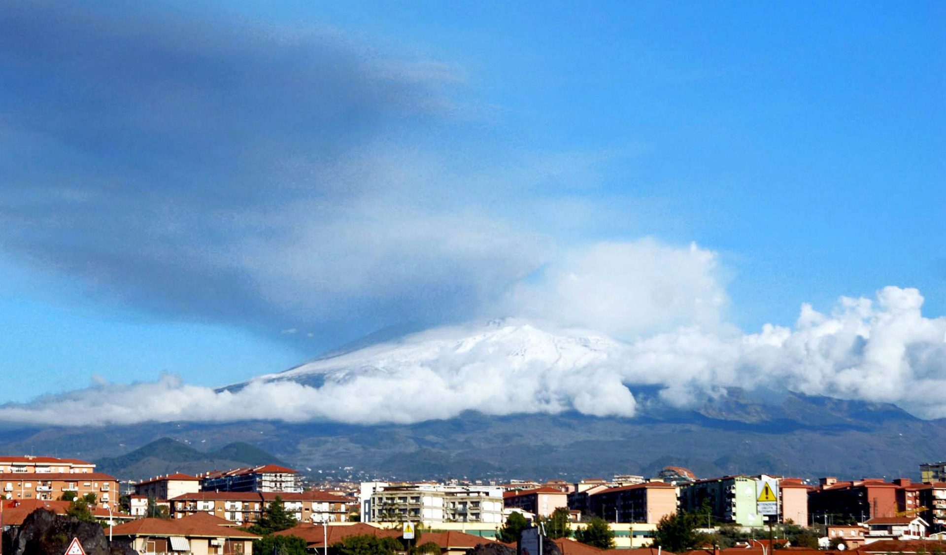 Imagen panorámica de archivo del volcán Etna ubicado en la isla italiana de Sicilia, Italia. EFE/Orietta Scardino