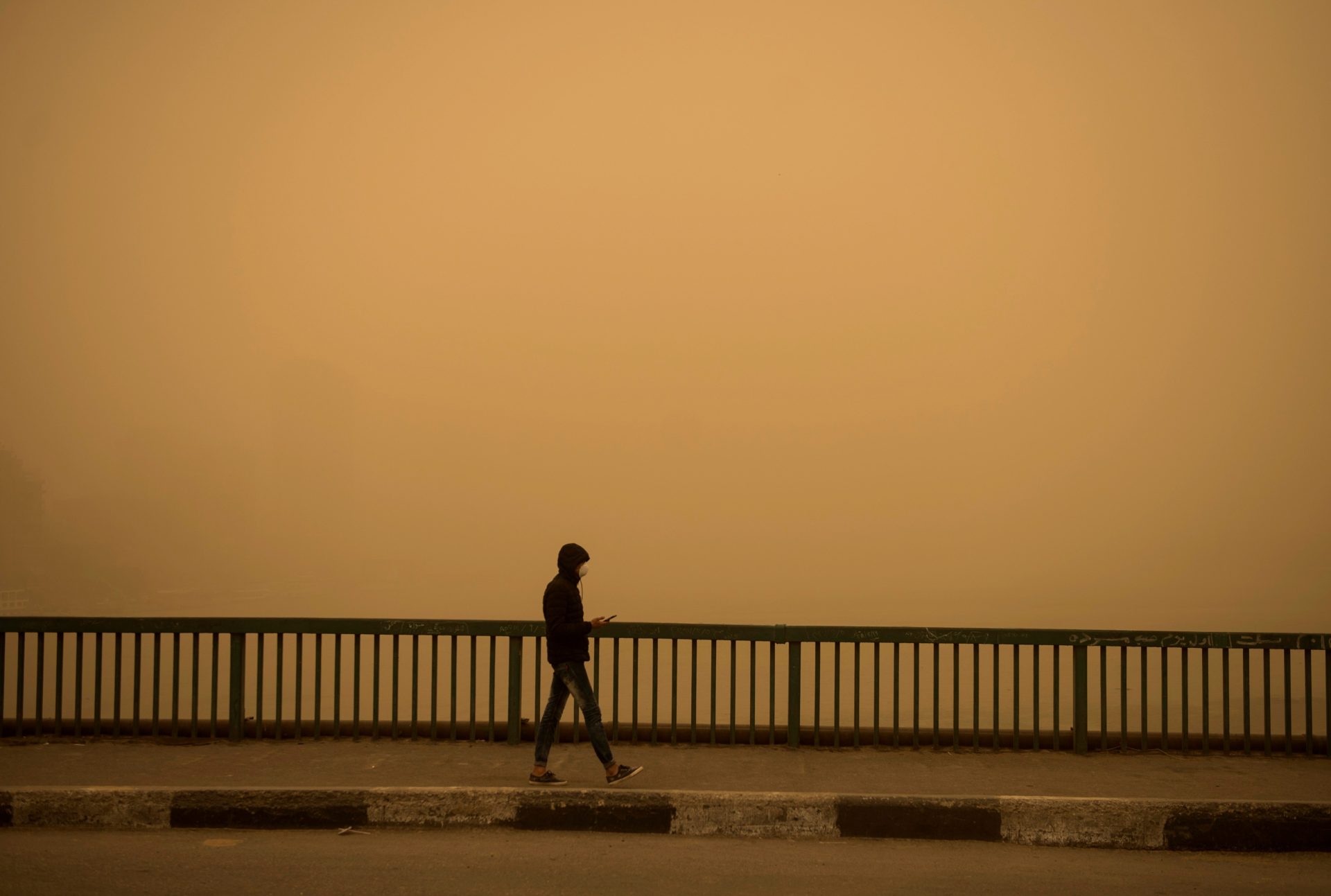 Un hombre sale a caminar durante una tormenta de arena en El Cairo, Egipto, en una fotografía de archivo. EFE/ Mohamed Hossam
