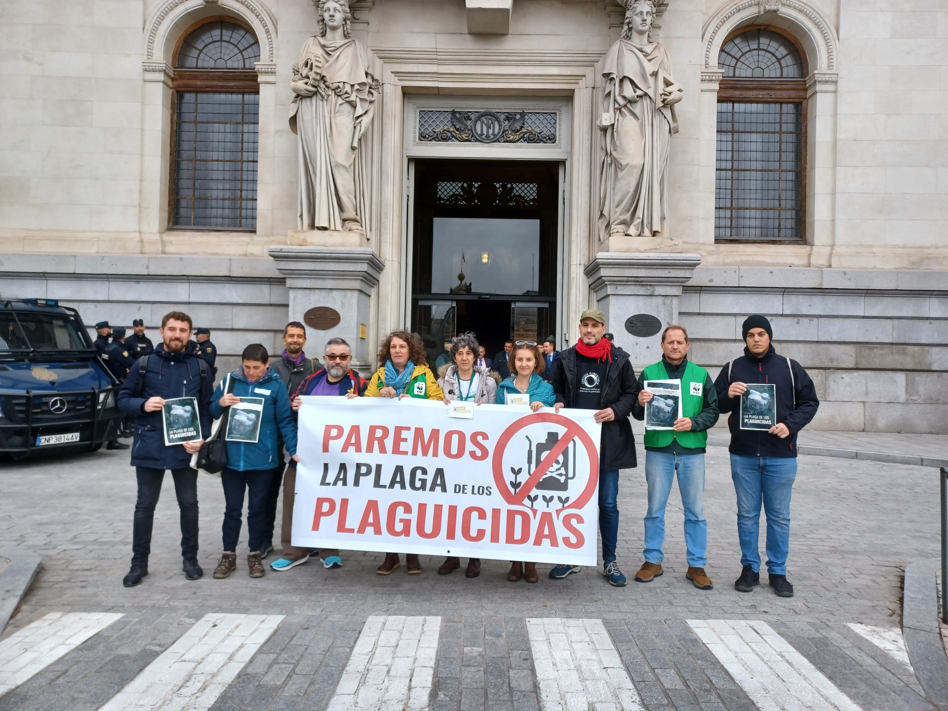 Concentración frente a la sede del Ministerio de Agricultura, Pesca y Alimentación (MAPA) de una decena de representantes de algunas de las 150 organizaciones sociales que han reclamado al Gobierno español que vote contra el herbicida glifosato en la Unión Europea. EFE