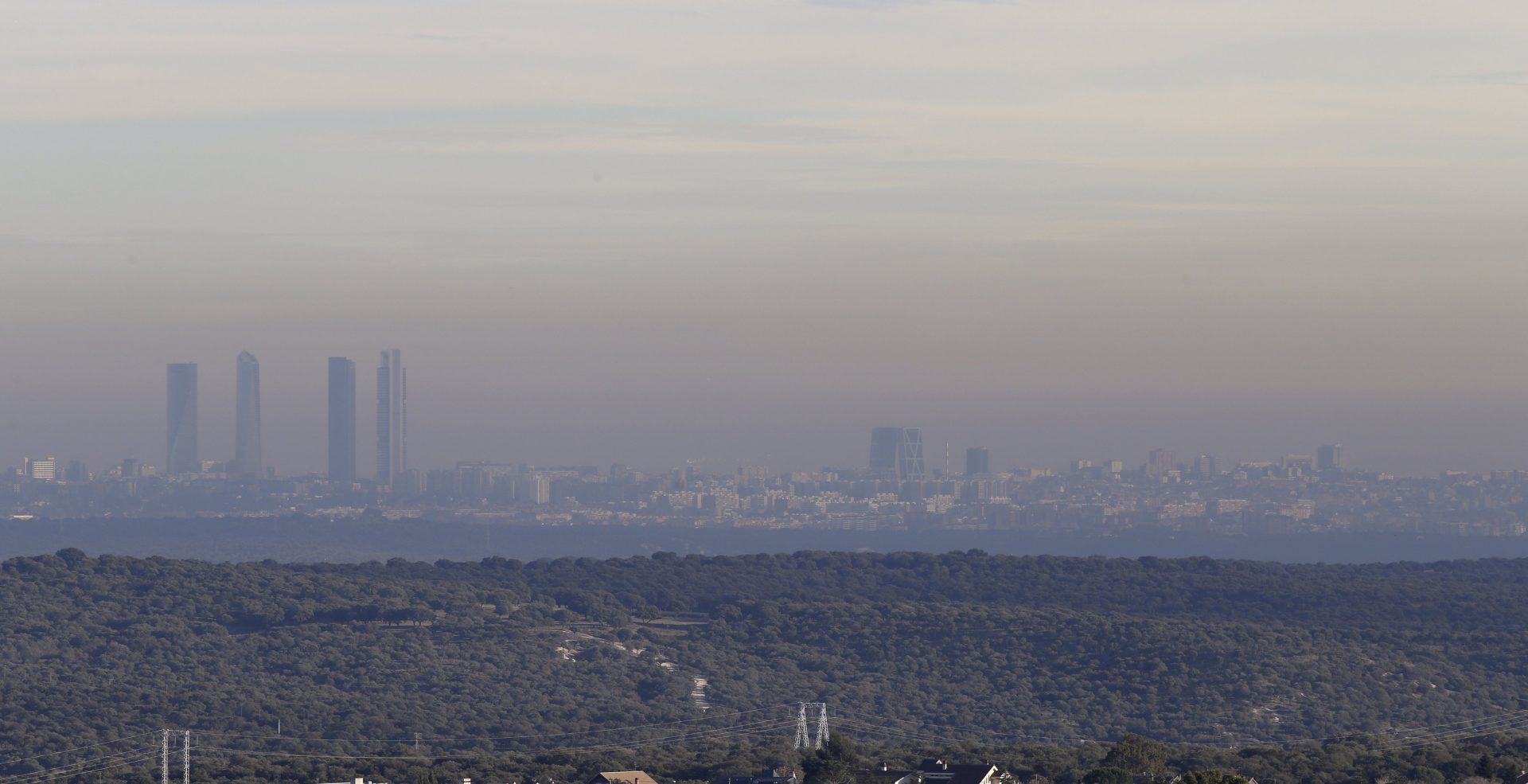 Vista de la capa de contaminación sobre la ciudad de Madrid. Archivo EFE/Angel Diaz