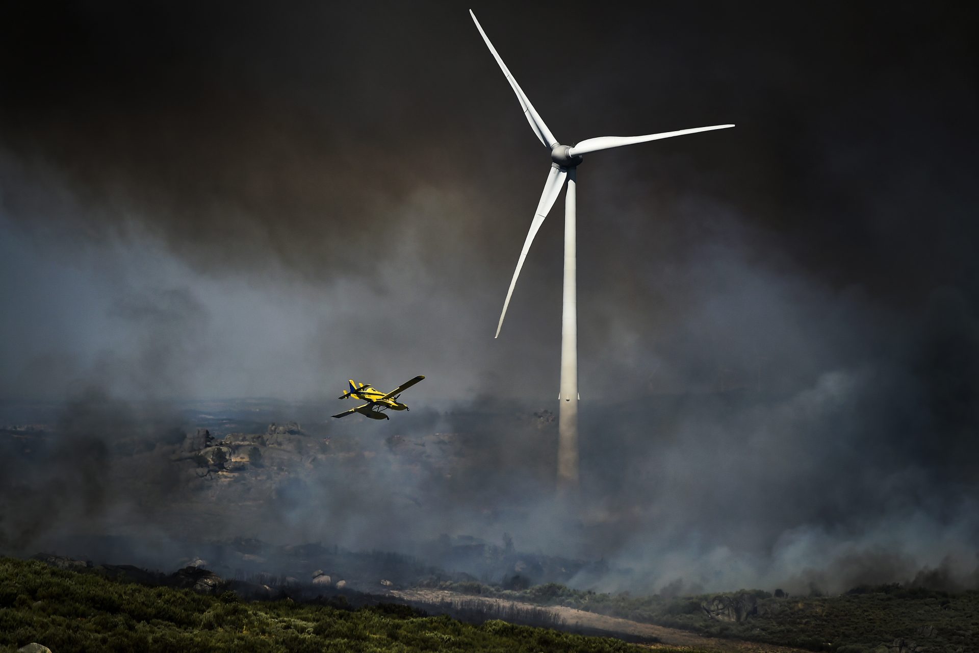 En la imagen de archivo, una aeronave vierte agua en una zona próxima a Guarda, Portugal. EFE/EPA/NUNO ANDRE FERREIRA