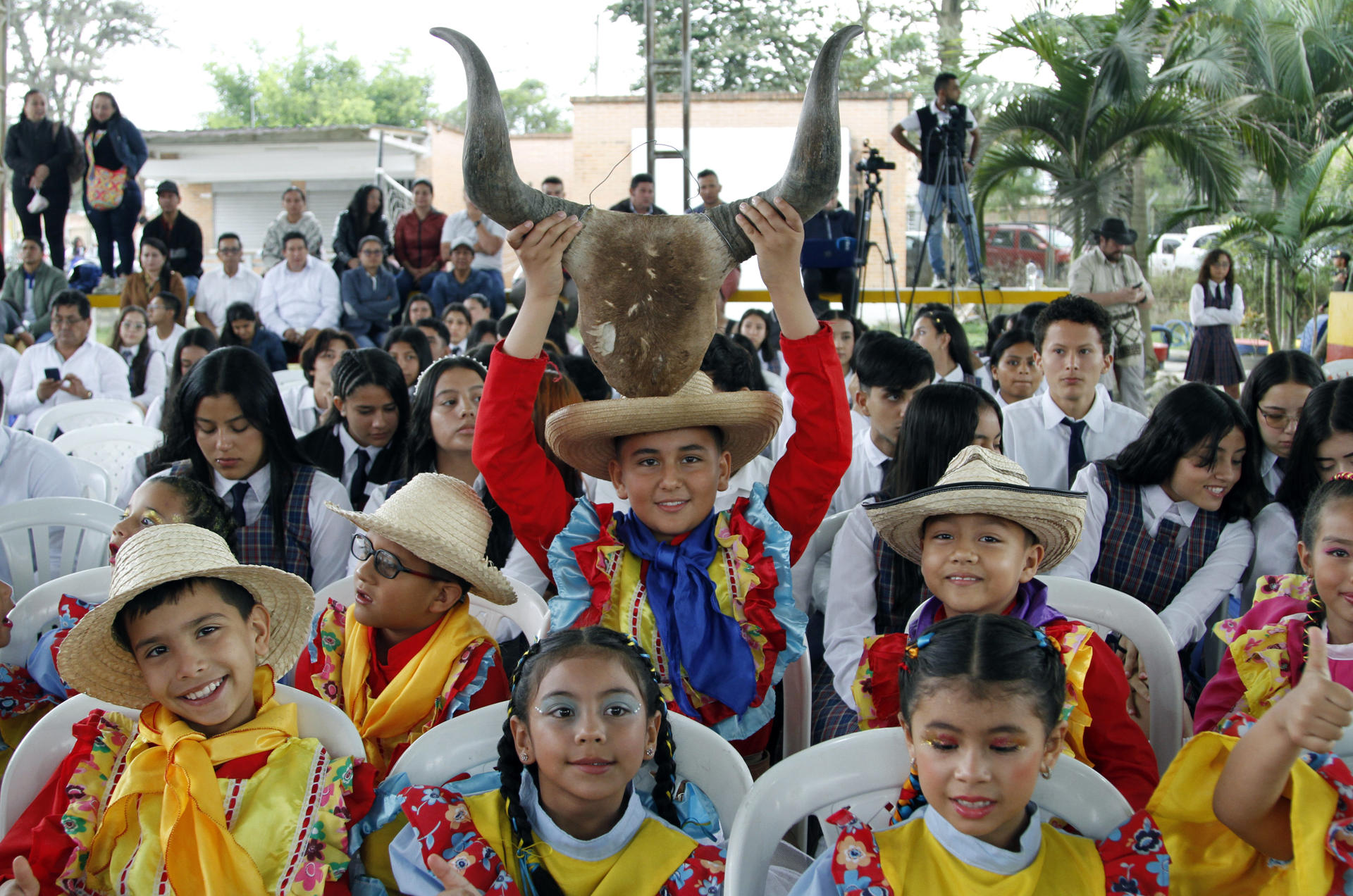 PITALITO (COLOMBIA), 04/11/2023.- Estudiantes celebran hoy el premio del World's Best School Prizes 2023 en la categoría 'Acción Ambiental' de la Institución Educativa Municipal Montessori, sede San Francisco del municipio de Pitalito, en el departamento del Huila (Colombia). La triunfante batalla de los 380 estudiantes de la Institución Educativa Municipal Montessori contra la contaminación del proceso de producción del café ha llevado a Pitalito, un municipio del departamento colombiano del Huila, a la primera línea internacional por su acción para conservar el medioambiente, que les valió el premio de mejor colegio del mundo. Con la ilusión brillando en sus ojos, los cientos de estudiantes recibieron este sábado la noticia de que su escuela fue nombrada como la mejor del mundo en la categoría de acción medioambiental en los premios World's Best School. El trabajo de tantos meses se vio recompensado. EFE/ Juan Diego López