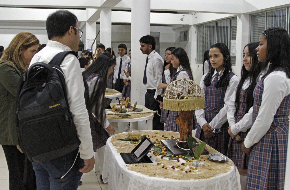 Estudiantes participan en una exposición el 3 de noviembre de 2023, en la Institución Educativa Municipal María Montessori, sede San Francisco del municipio de Pitalito, en el departamento del Huila (Colombia). La triunfante batalla de los 380 estudiantes de la Institución Educativa Municipal Montessori contra la contaminación del proceso de producción del café ha llevado a Pitalito, un municipio del departamento colombiano del Huila, a la primera línea internacional por su acción para conservar el medioambiente, que les valió el premio de mejor colegio del mundo. Con la ilusión brillando en sus ojos, los cientos de estudiantes recibieron este sábado la noticia de que su escuela fue nombrada como la mejor del mundo en la categoría de acción medioambiental en los premios World's Best School. El trabajo de tantos meses se vio recompensado. EFE/ Juan Diego López