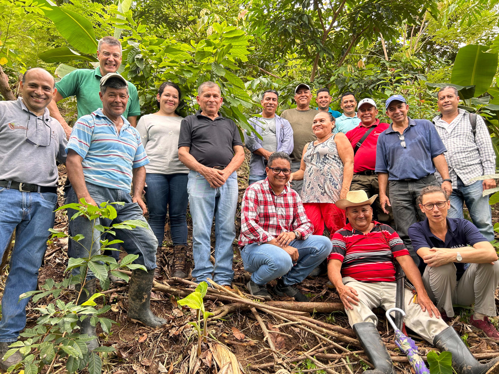 JUTIAPA (HONDURAS), 01/12/2023.- Fotografía cedida por Rikolto que muestra a Andreas Hasler, CEO de Halba Suiza, Oscar Baquedano, de Chocolats Halba Honduras, y Luis Vélex, gerente general de Chocolats Halba Honduras y Luis Regalado, director ejecutivo de la Fundación Chocolats Halba, mientras posan con productores en la parcela de Sistemas Agroforestales Dinámicos (DAF) de cacao de productor, socio de la Cooperativa Coproaserso, en Jutiapa, departamento de Atlántida (Honduras). Productores de cacao de Honduras diversificarán la producción de sus parcelas con la siembra de cultivos de café, frutos secos y frutas a través de los Sistemas Agroforestales Dinámicos (DAF) y luego los procesarán y exportarán a través del proyecto Valoro. EFE/ Cortesía Rikolto