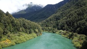 Fotografía tomada con un dron que muestra el río Futaleufú el 30 de noviembre de 2023, en la Reserva Nacional Futaleufú, Región de Los Lagos (Chile). EFE/Rodrigo Sáez