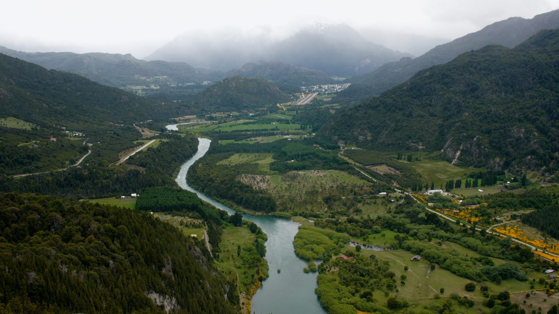 Fotografía del río Futaleufú sobre el mirador de los cóndores el 30 de noviembre de 2023, en la Reserva Nacional Futaleufú, Región de Los Lagos (Chile). EFE/Rodrigo Sáez