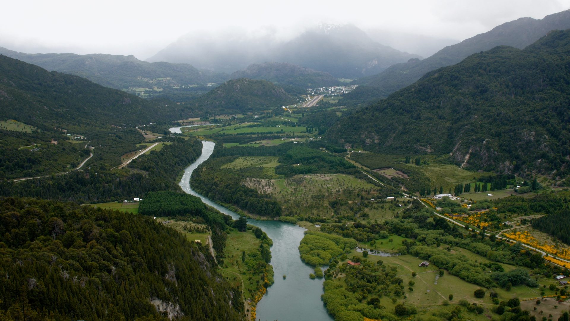Fotografía del río Futaleufú sobre el mirador de los cóndores el 30 de noviembre de 2023, en la Reserva Nacional Futaleufú, Región de Los Lagos (Chile). EFE/Rodrigo Sáez 