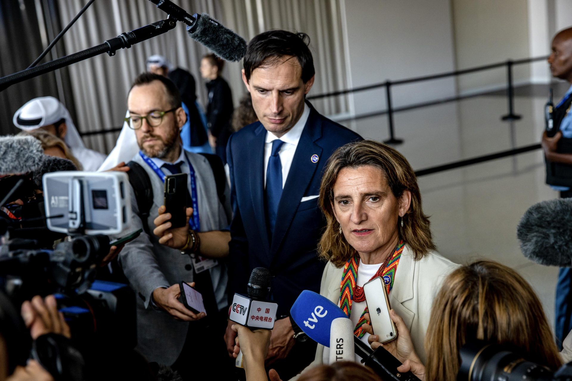 La ministra española de Transición Ecológica, Teresa Ribera, y el Comisario europeo de Acción por el Clima Wopke Hoekstra . EFE/EPA/MARTIN DIVISEK