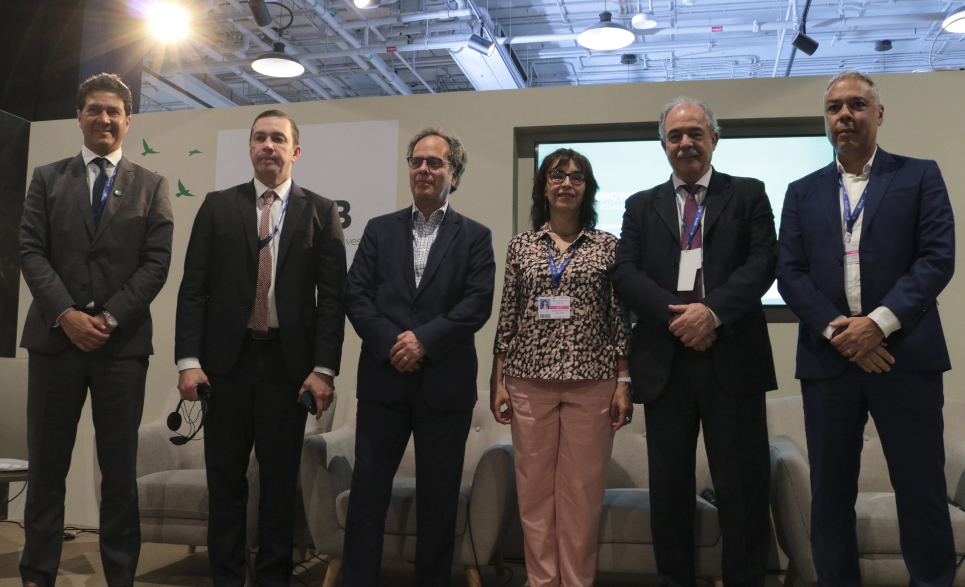 Presidentes de bancos de desarrollo de América Latina y panelistas de la mesa redonda del evento de la Coalición Verde de la Amazonía, en la cumbre COP28 en Dubái, Emiratos Árabes Unidos, este viernes. EFE/José Miguel Pascual Labrador