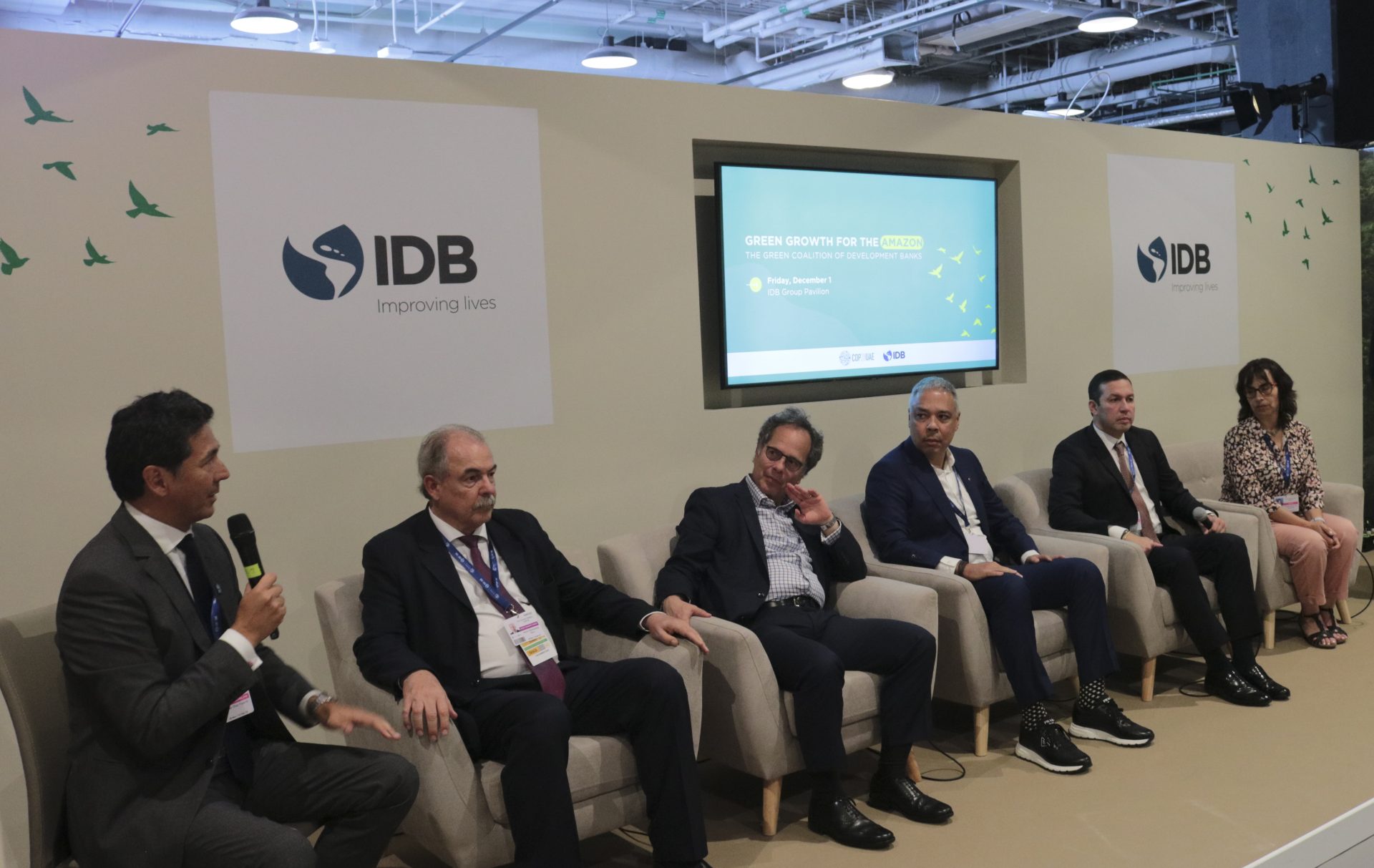 Presidentes de bancos de desarrollo de América Latina y panelistas de la mesa redonda del evento de la Coalición Verde de la Amazonía, en la cumbre COP28 en Dubái, Emiratos Árabes Unidos, este viernes. EFE/José Miguel Pascual Labrador