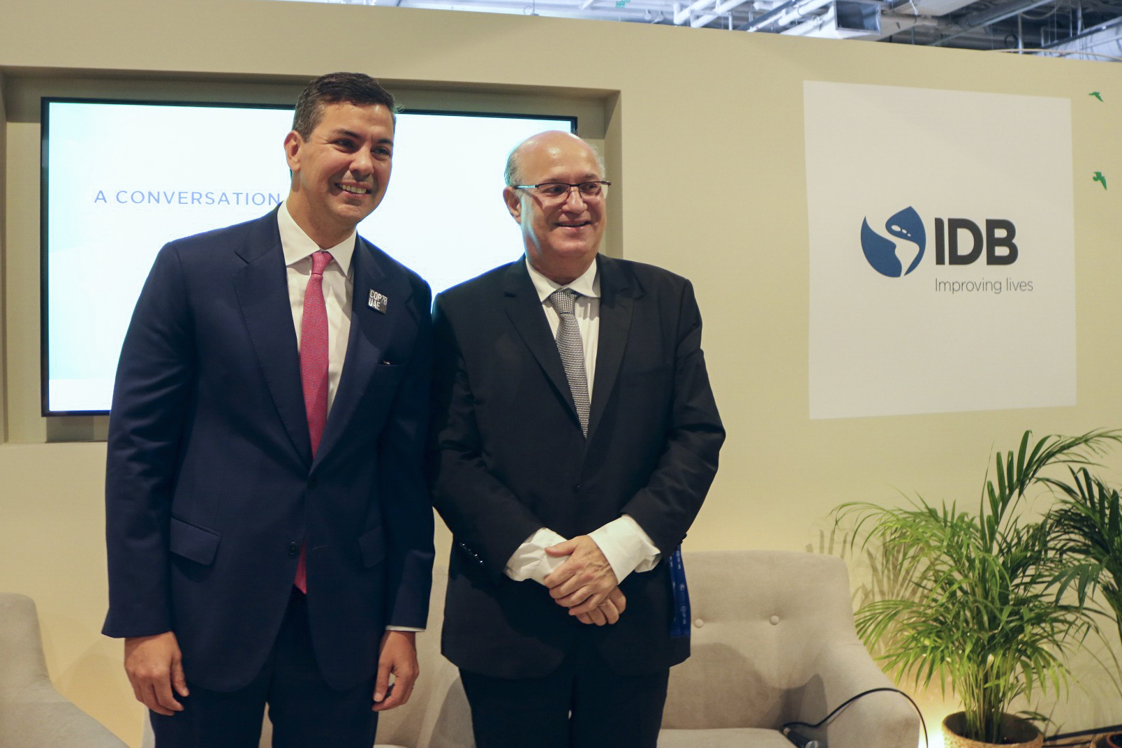 El presidente de Paraguay, Santiago Peña (i), destacó este sábado, en el marco de la COP28 de Dubái, que el objetivo del país es avanzar en un modelo sustentable que les permita mantener una posición de liderazgo en el sector de las energías renovables en la región y a nivel global. EFE/José Miguel Pascual Labrador