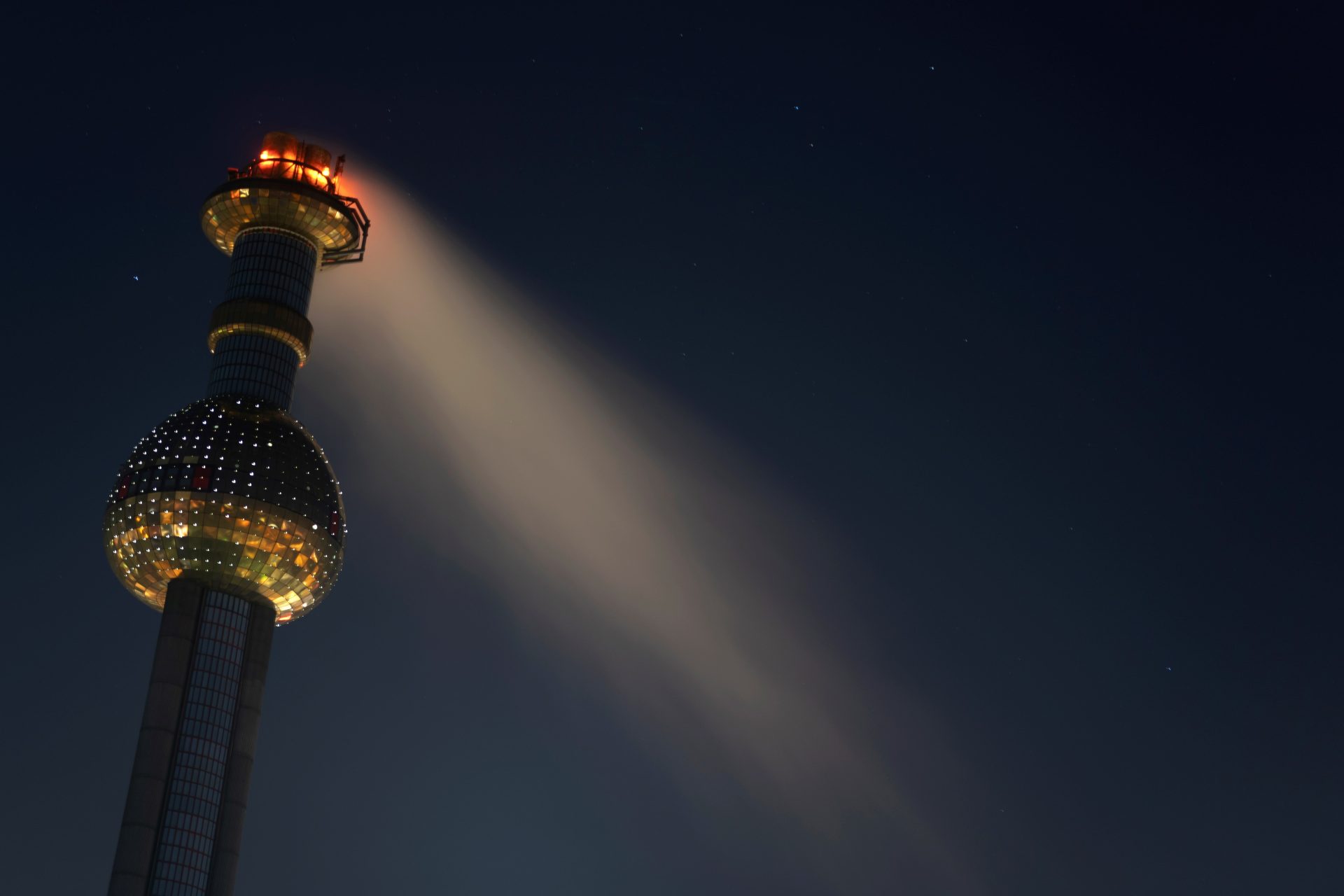 En la imagen de archivo, el humo surge de una chimenea en Viena, Austria. EPA/CHRISTIAN BRUNA