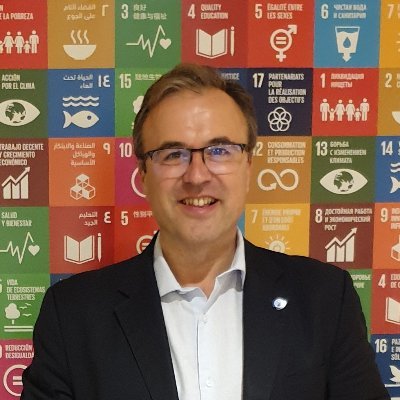 Carlos García Soto es científico titular del CSIC, ha sido recientemente delegado de Naciones Unidas en la COP 26 (Glasgow, 2021) y la COP 27 (Sharm El-Sheikh, 2022), coordinador del Informe Oceánico Mundial de Naciones Unidas en los años 2021-2022, y es actualmente presidente de EurOcean (2020-2024).