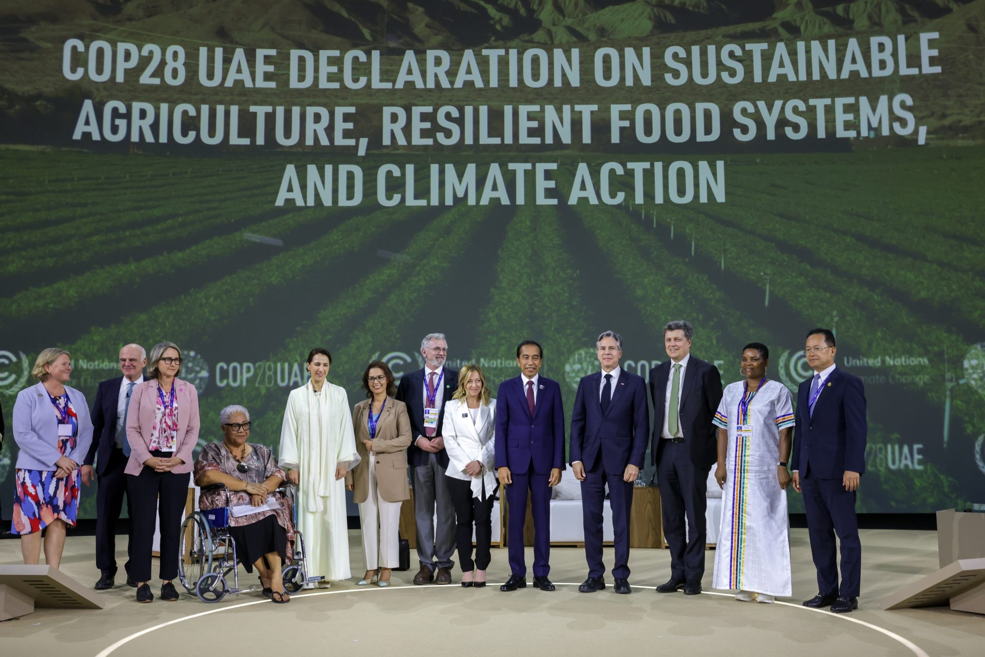 Dubai (United Arab Emirates), 01/12/2023.- A handout photo made available by the UN Press Office shows US Secretary of State Antony Blinken (4-R), President of the Republic of Indonesia Joko Widodo (5-R), Italian Prime Minister Giorgia Meloni (6-R), UAE Minister of Climate Change and Environment Mariam Al Mheiri (5-L) and others posing before attending the 'Transforming Food Systems in the face of Climate Change' event during the UN Climate Change Conference COP28, in Dubai, United Arab Emirates, 01 December 2023. The 2023 United Nations Climate Change Conference (COP28), runs from 30 November to 12 December, and is expected to host one of the largest number of participants in the annual global climate conference as over 70,000 estimated attendees, including the member states of the UN Framework Convention on Climate Change (UNFCCC), business leaders, young people, climate scientists, Indigenous Peoples and other relevant stakeholders will attend. (Emiratos Árabes Unidos) EFE/EPA/CHRISTOPHE VISEUX/ UN PRESS OFFICE / HANDOUT HANDOUT EDITORIAL USE ONLY/NO SALES HANDOUT EDITORIAL USE ONLY/NO SALES