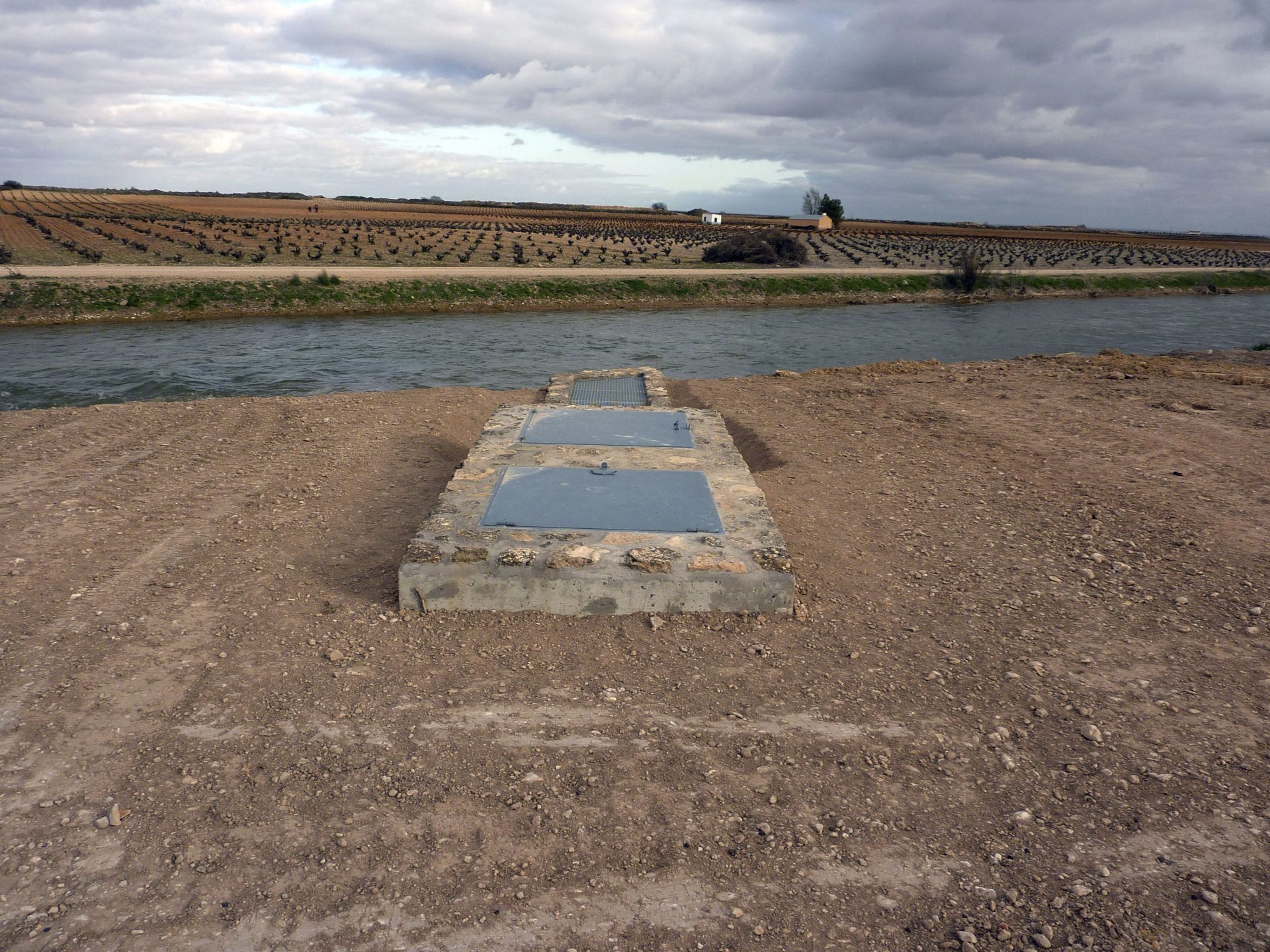 CR03. CIUDAD REAL, 10/8/2010.- Entrada de agua a un pozo de recarga en el canal del río Guadiana. El déficit hídrico que registra el Acuífero 23, el gran embalse subterráneo que se extiende a lo largo de unos 5.500 kilómetros cuadrados de superficie del terreno en el Alto Guadiana , puede rondar los 2.500 hectómetros cúbicos en la actualidad. EFE/Beldad