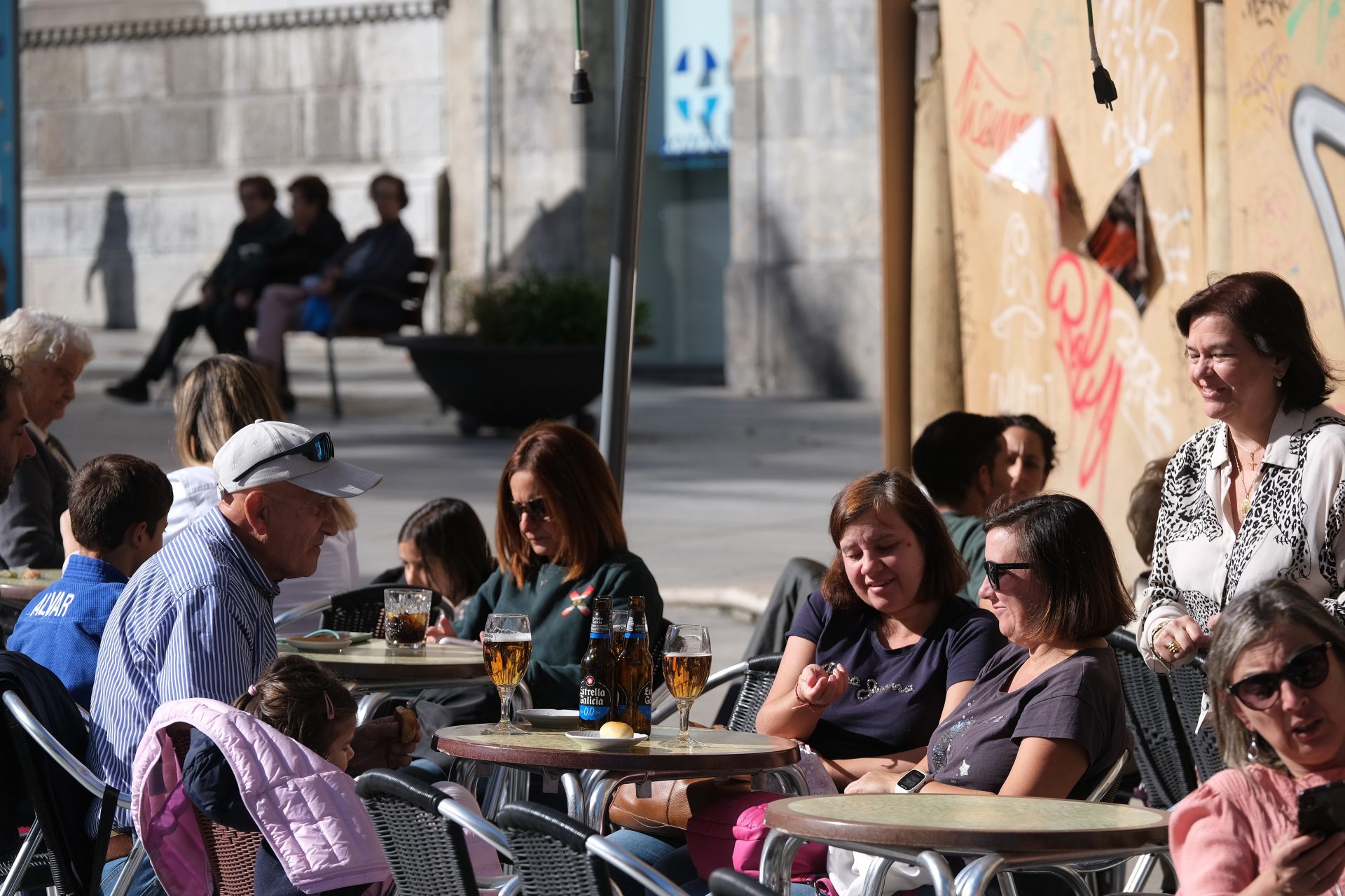Varias personas disfrutan en un bar de Avilés (Asturias). EFE/Paco Paredes