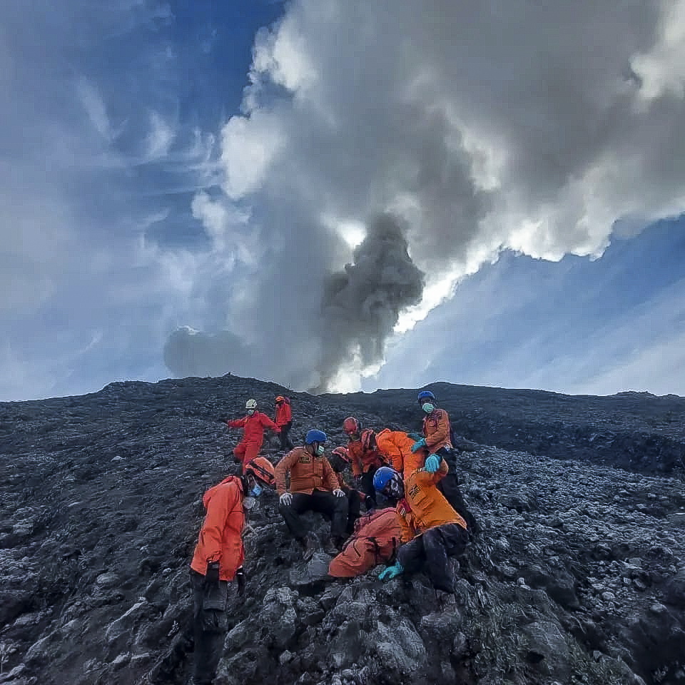A handout photo made available by the Indonesian rescue agency (BASARNAS) shows rescuers preparing to evacuate the body of a hiker killed in the Mount Marapi eruption in Agam, West Sumatra, Indonesia, 05 December 2023. Search and rescue operations continue following the eruption. At least 13 hikers were found dead and 10 others went missing after the Marapi volcano erupted on 03 December 2023, according to the Indonesian rescue agency. EFE/EPA/BASARNAS/HANDOUT BEST QUALITY AVAILABLE HANDOUT EDITORIAL USE ONLY/NO SALES HANDOUT EDITORIAL USE ONLY/NO SALES