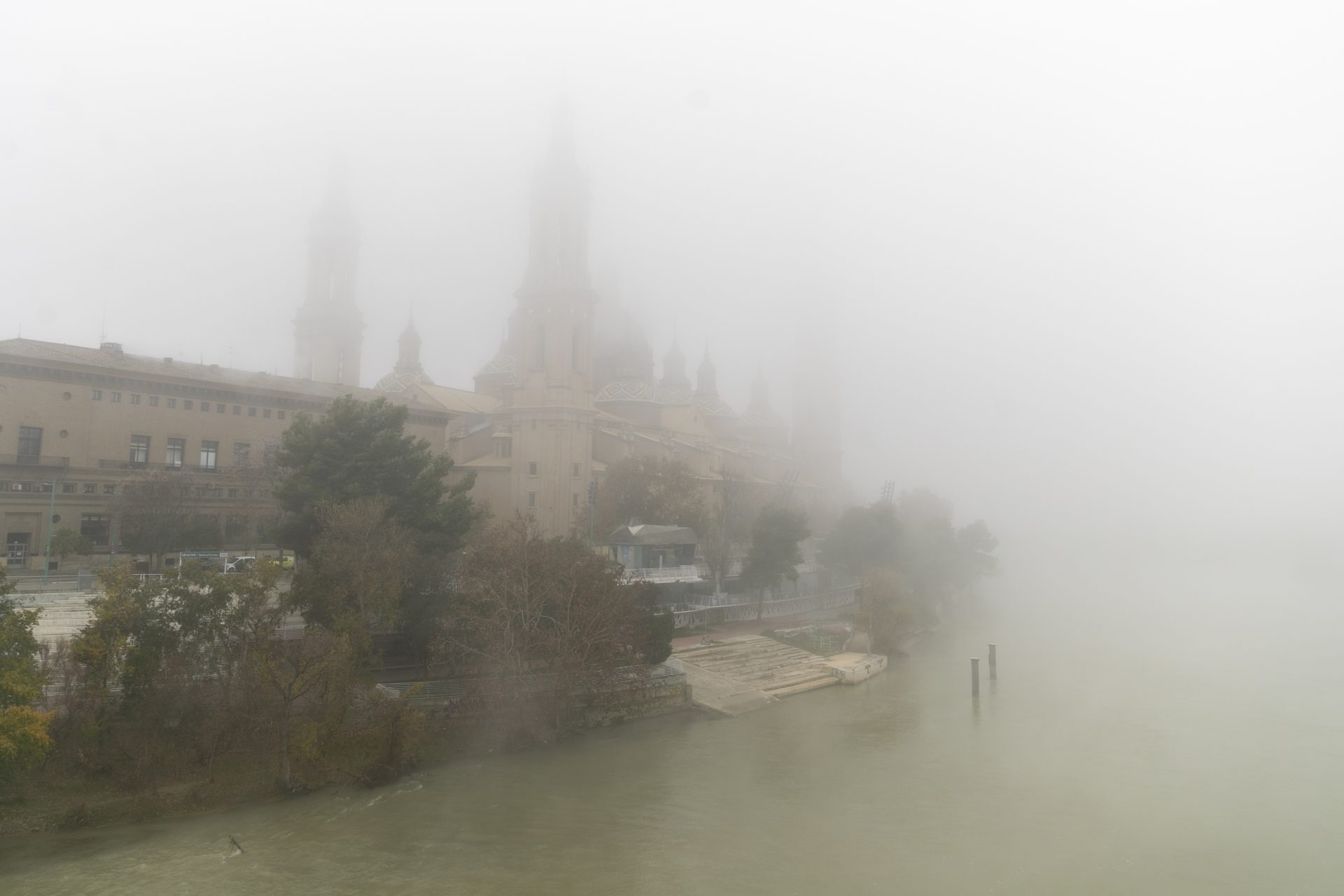 Niebla sobre el río Ebro a su paso por Zaragoza, con la Basílica del Pilar al fondo. EFE/Javier Cebollada