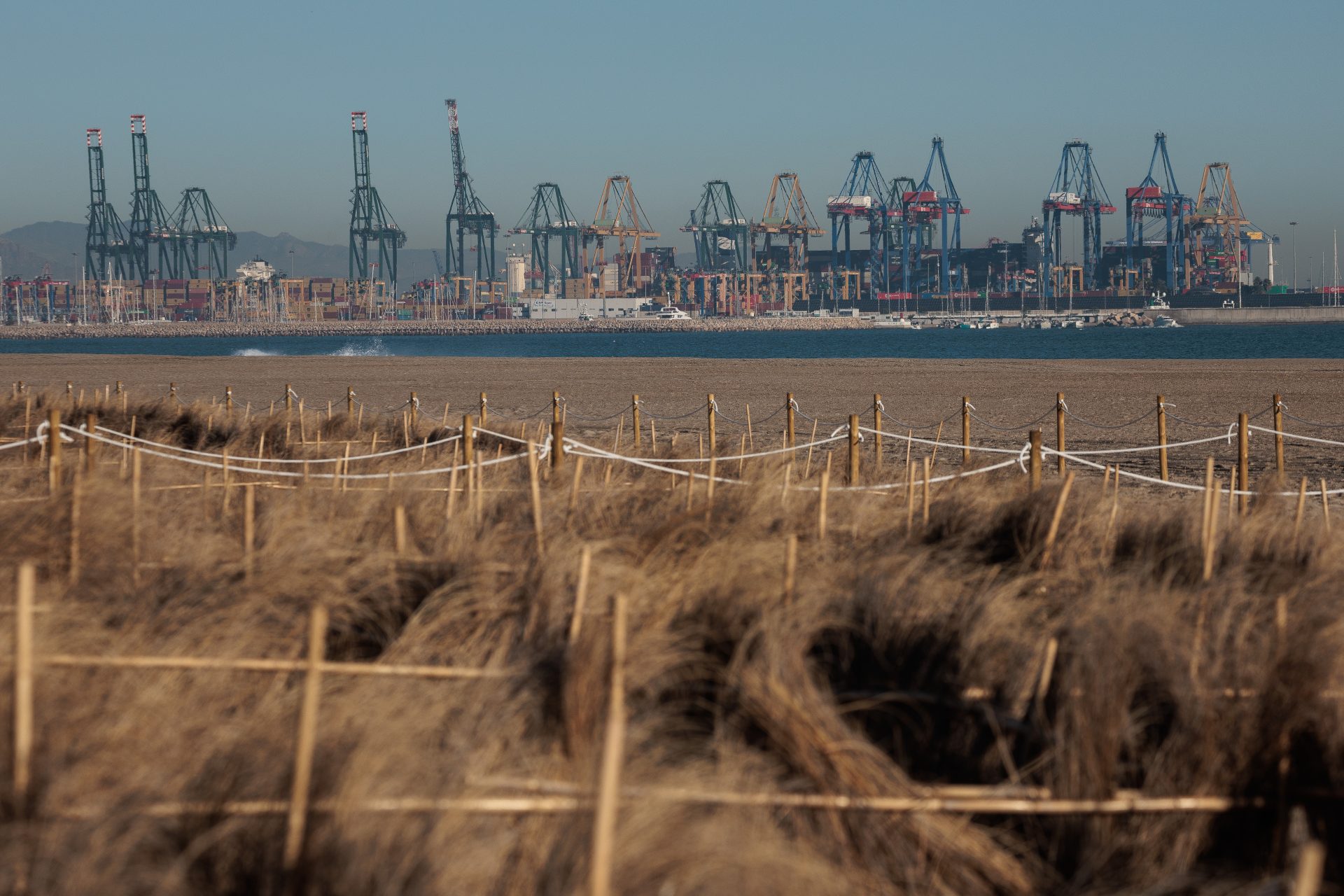 En la imagen, vista general del puerto de Valencia desde la playa de la Creu. EFE/Biel Aliño