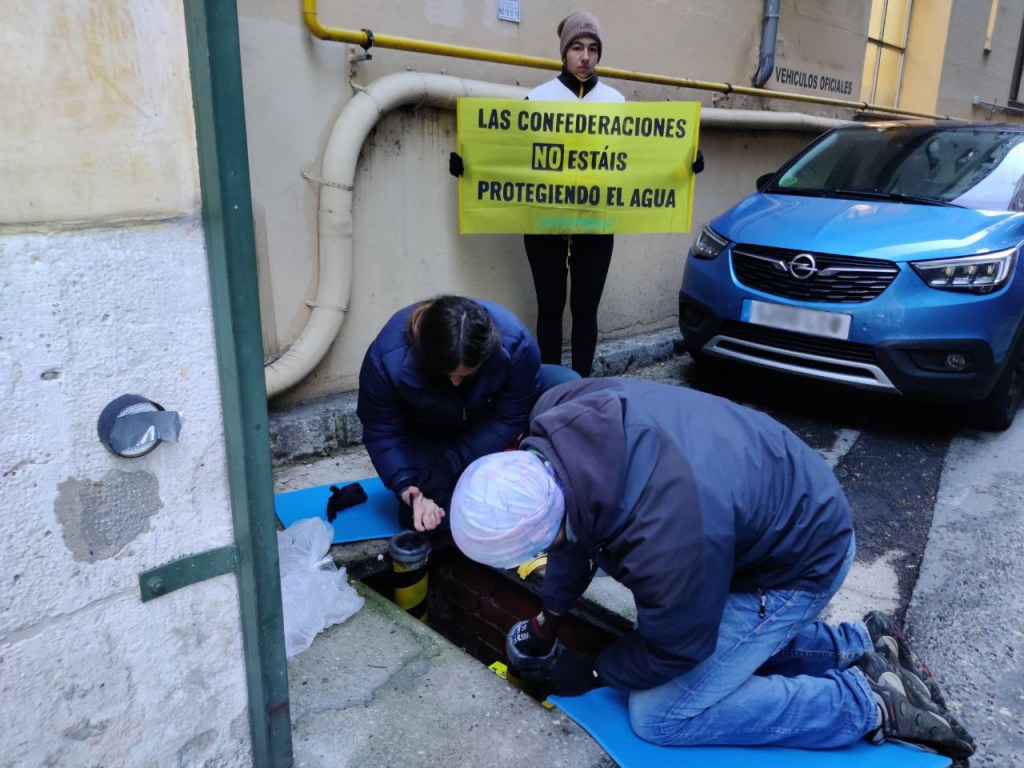 Fotografía facilitada por Greenpeace, que ha cortado el agua simultáneamente en las oficinas de varias confederaciones hidrográficas. EFE