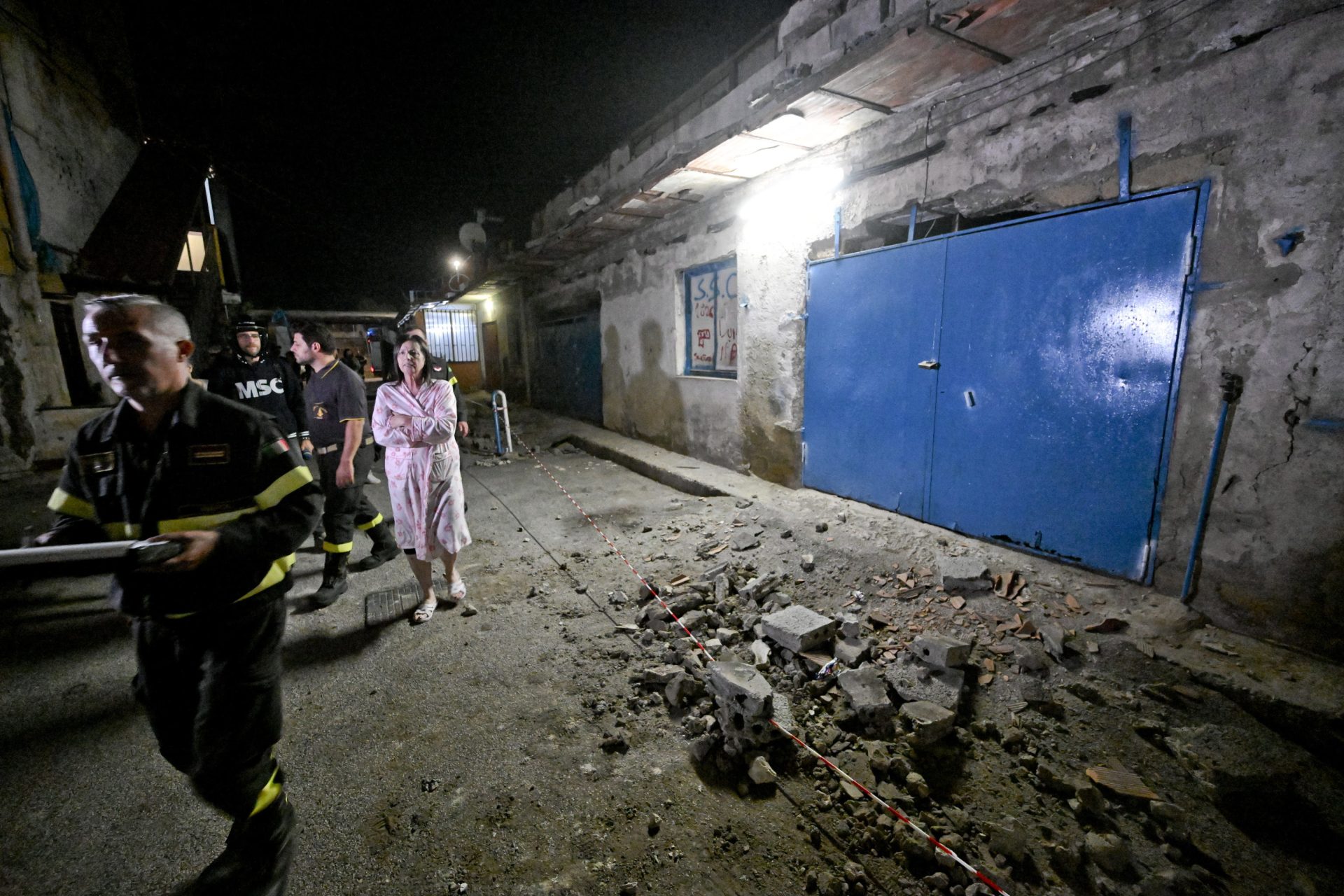 Naples (Italy), 03/10/2023.- An area with fallen rubble is cordoned off in via Pisciarelli, the epicenter of an earthquake, on the border between the municipality of Pozzuoli and Agnano, a hamlet of Naples, Italy, 03 October 2023. A 4.0-magnitude earthquake hit on late 02 October the Campi Flegrei, which has heightened concern among people living in the volcanic area near Naples about a recent wave of seismic activity. (Terremoto/sismo, Italia, Nápoles) EFE/EPA/CIRO FUSCO