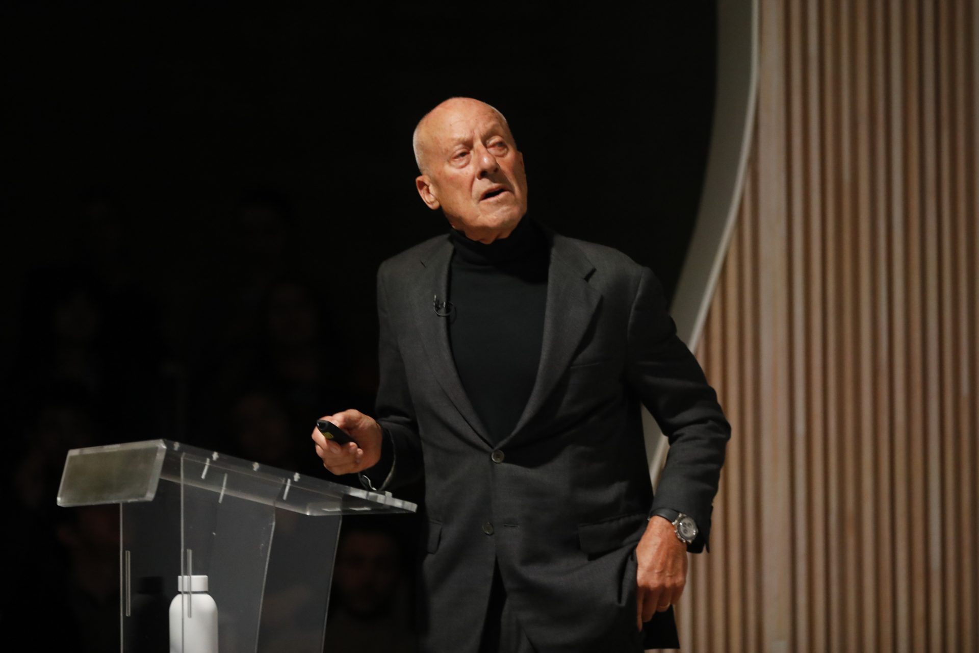 El arquitecto Norman Foster, presidente de la Fundación Norman Foster, da un discurso durante la inauguración del Programa de la Fundación Norman Foster sobre Ciudades Sostenibles, en la sede de la Fundación, este lunes, en Madrid. EFE/David Fernández