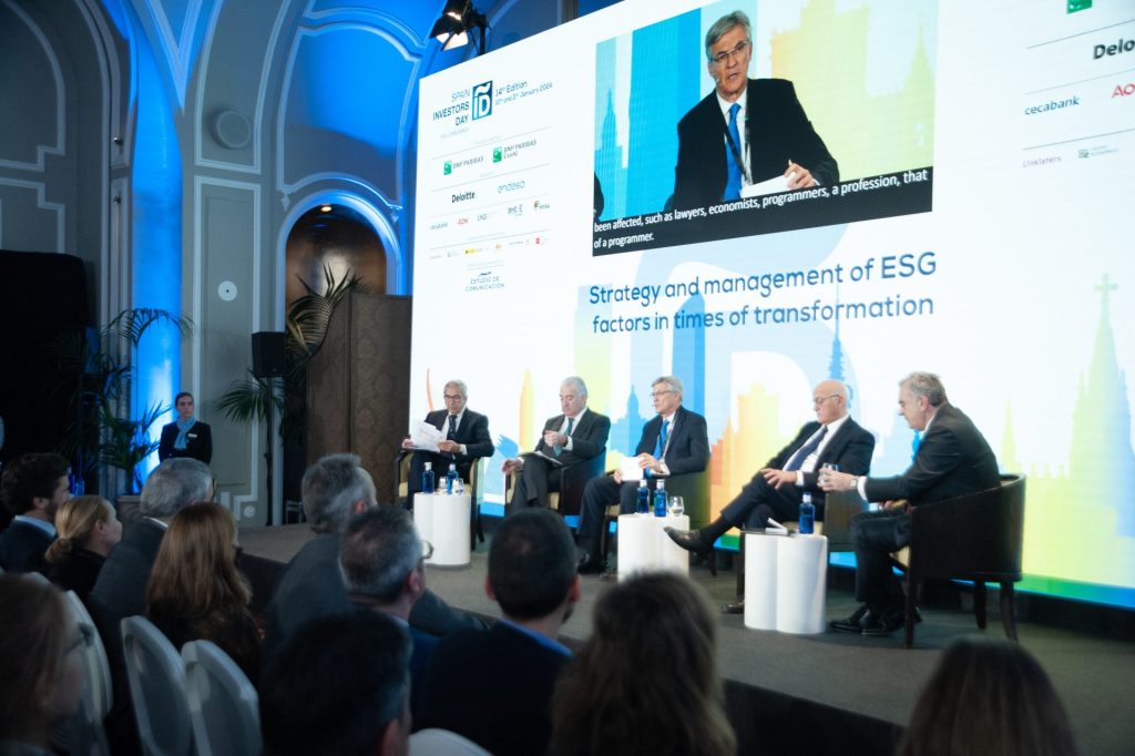 (de izquierda a derecha): José Carlos García de Quevedo, presidente del ICO; José D. Bogas, CEO de ENDESA; Fernando Ruiz, presidente de SERES; Josep Oliu, presidente de BANCO SABADELL, y Javier Hernani, CEO de BME. Foto facilicitada por Fundación SERES