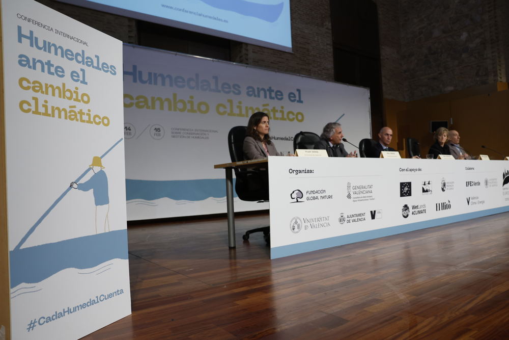 VALENCIA, 14/02/2024.-El director general de Medio Natural y Animal de la Conselleria de Medio Ambiente, Agua, Infraestructuras y Territorio, Raúl Mérida (2i), y el concejal responsable de La Devesa- Albufera, José Gosálbez (3d), este miércoles durante la conferencia internacional "Conservación y gestión de humedales ante el cambio climático” analiza el papel de los humedales en la mitigación del cambio climático.-EFE/ JJ Guillén