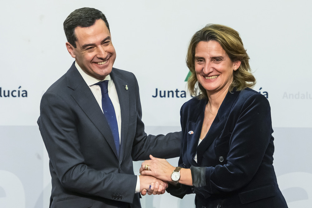 El presidente de la Junta de Andalucía, Juanma Moreno (i), y la ministra para la Transición Ecológica y el Reto Demográfico, Teresa Ribera, ofrecen una rueda de prensa tras su reunión para abordar el problema de la sequía que se produce un día después del acuerdo entre ambas administraciones para solventar el último desencuentro en torno a los regadíos de Doñana este jueves, en Sevilla. EFE/ Raúl Caro.