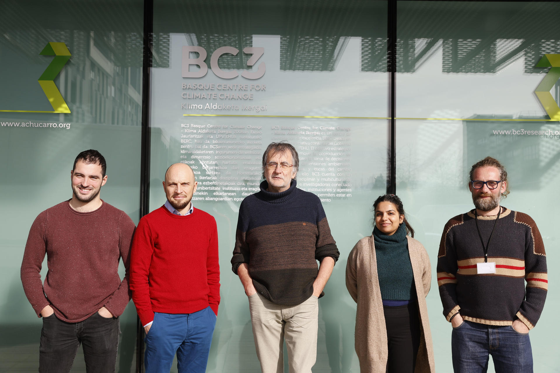 Los investigadores, Beñat Egidazu de la Parte, Stefano Balbi, el desarrollador principal Ferdinando Villa, Sudeshna Kumar y Enrico Girotto, (i a d ) en el centro donde trabajan. Han creado una herramienta donde investigadores y gobiernos de todo el mundo pueden usar y, de hecho, se sirven de una tecnología basada en Inteligencia Artificial (IA) desarrollada en el centro vasco BC3, que se utiliza, entre otras investigaciones, para el estudio de la calidad del agua de consumo en la Reserva de Urdaibai (Bizkaia).EFE/Luis Tejido