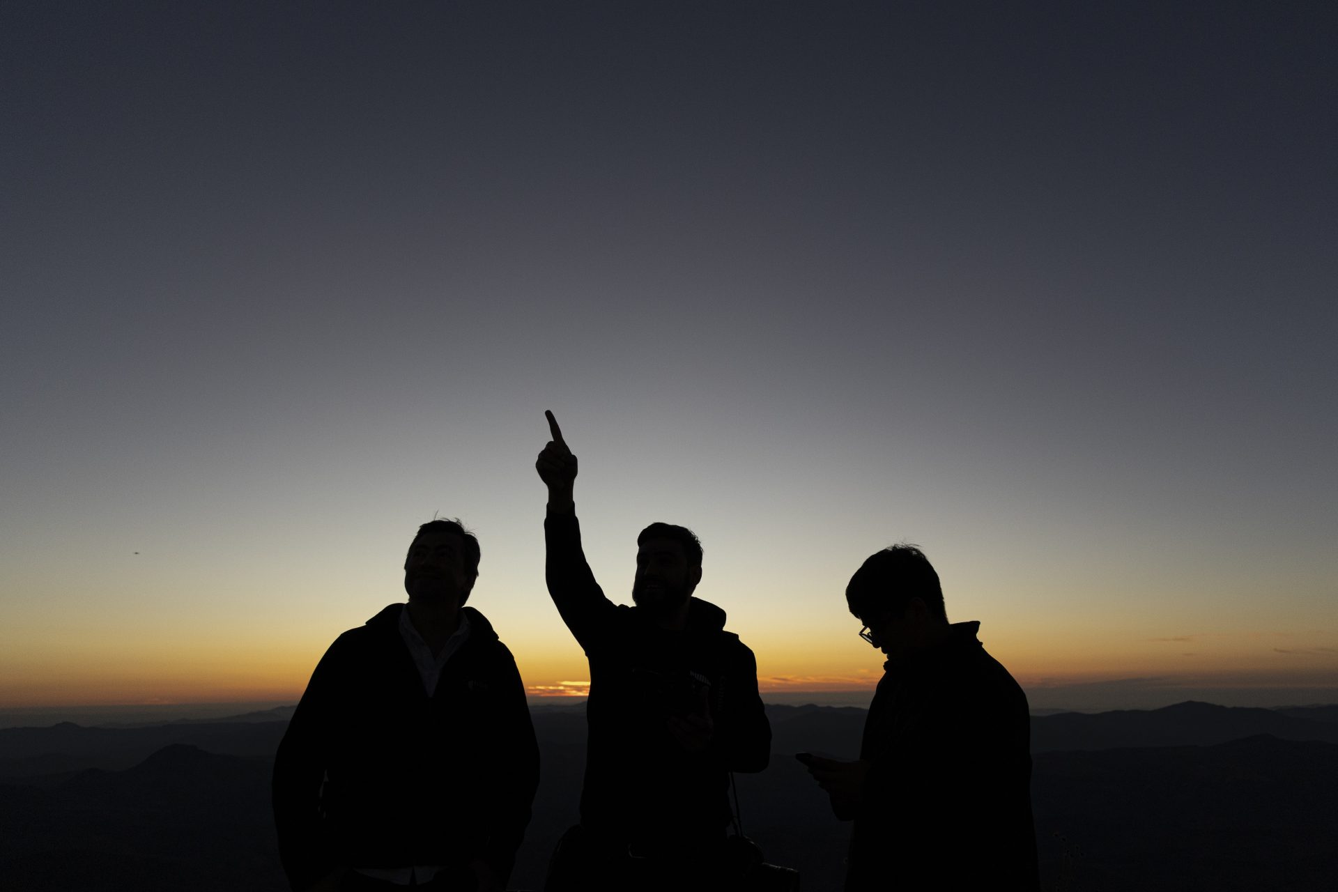 AME3503. SANTIAGO (CHILE), 31/01/2024.- Varias personas observan el cielo desde el Observatorio Víctor M. Blanco, sobre el cerro Tololo, el 24 de enero de 2024, en la región de Coquimbo, en Santiago (Chile). En las cimas de los cerros Pachón y Tololo, dos imponentes montañas que se miran una a la otra en pleno corazón del Valle del Elqui, puerta principal del desierto de Atacama, al norte de Chile, sobresalen en el horizonte cuatro grandes observatorios astronómicos que atesoran los telescopios que generan mayor impacto científico del hemisferio sur. EFE/ Ailen Díaz