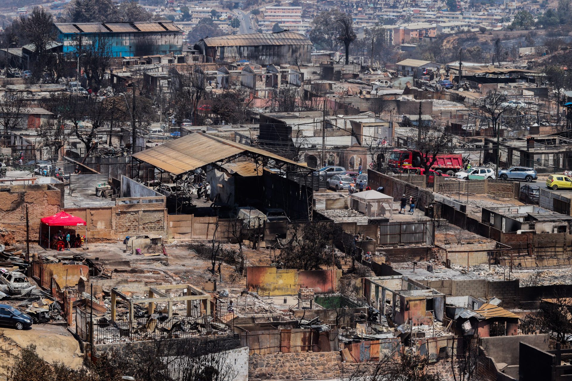 ACOMPAÑA CRÓNICA: CHILE INCENDIOS - AME6370. VINA DEL MAR (CHILE), 06/02/2024.- Fotografía que muestra el sector Achupallas, el 5 de febrero de 2024, afectado por los voraces incendios en la región y sus alrededores, en Viña del Mar (Chile). Los fallecidos en los devastadores incendios desatados el viernes en la región de Valparaíso, a 100 kilómetros al noroeste de Santiago, ascendió a 131, de los cuales solo 35 han podido ser identificadas, informó este martes el Servicio Médico Legal (SML) de Chile. EFE/ Cristobal Basaure