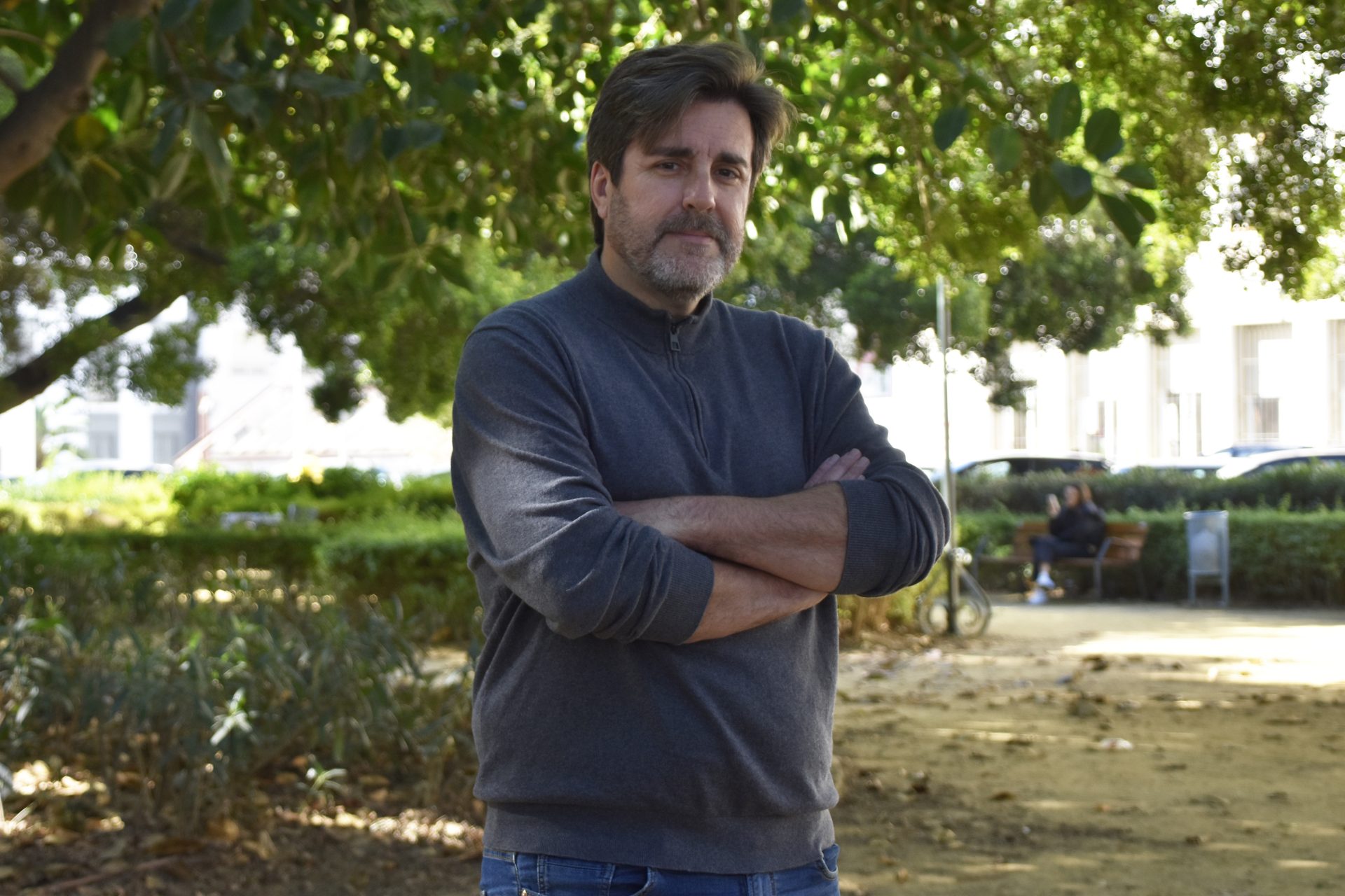  El economista doctor por la Universidad de Málaga (UMA) y especialista en sostenibilidad urbana, Marcos Castro, posa tras una entrevista con EFE sobre ciudades sostenibles y la importancia de un mayor aporte social en ellas en el Campus El Ejido de la Universidad de Málaga (UMA). EFE/Irene Martín Morales
