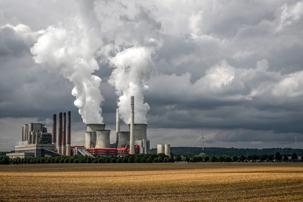 Grevenbroich (Germany), 26/07/2022.- Steam rises from the lignite-fired power plant Neurath operated by German energy supplier RWE near Grevenbroich, Germany, 26 July 2022. The German parliament earlier this month passed a regulation to prolonge operations of coal-fired power plants, while coal power is being phased-out, in order to bridge the gap and compensate for a reduced gas delivery from Russia via pipelines. The Rhenish lignite mining region in western Germany is the largest CO2 emitter in Europe. (Incendio, Alemania, Rusia) EFE/EPA/SASCHA STEINBACH