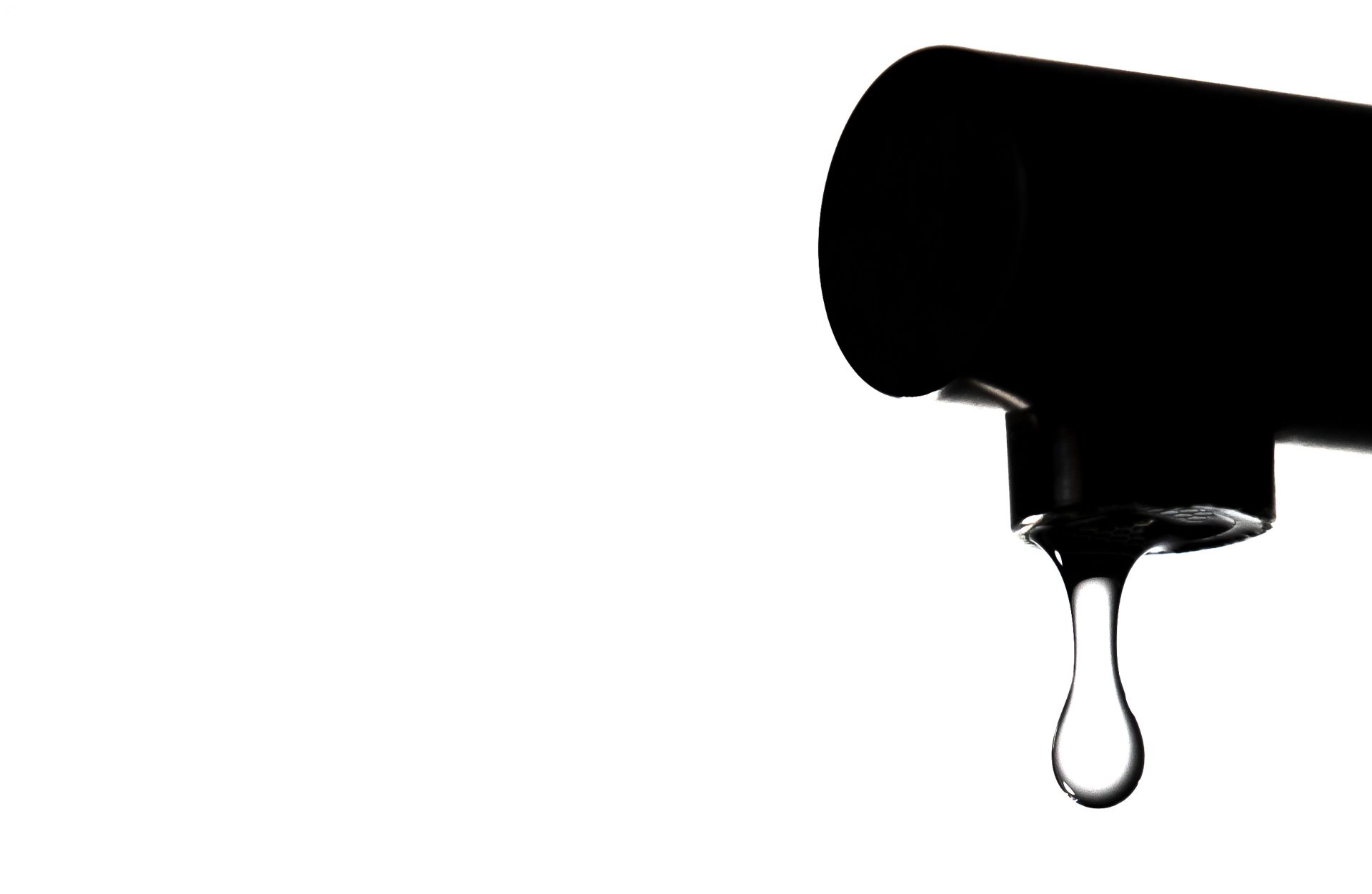 Heiloo (Netherlands), 11/08/2020.- Low water pressure from the tap in Heiloo, The Netherlands, 11 August 2020. Drinking water companies in many parts of the country are concerned about the drinking water demand in this tropical week. (Países Bajos; Holanda) EFE/EPA/KOEN VAN WEEL