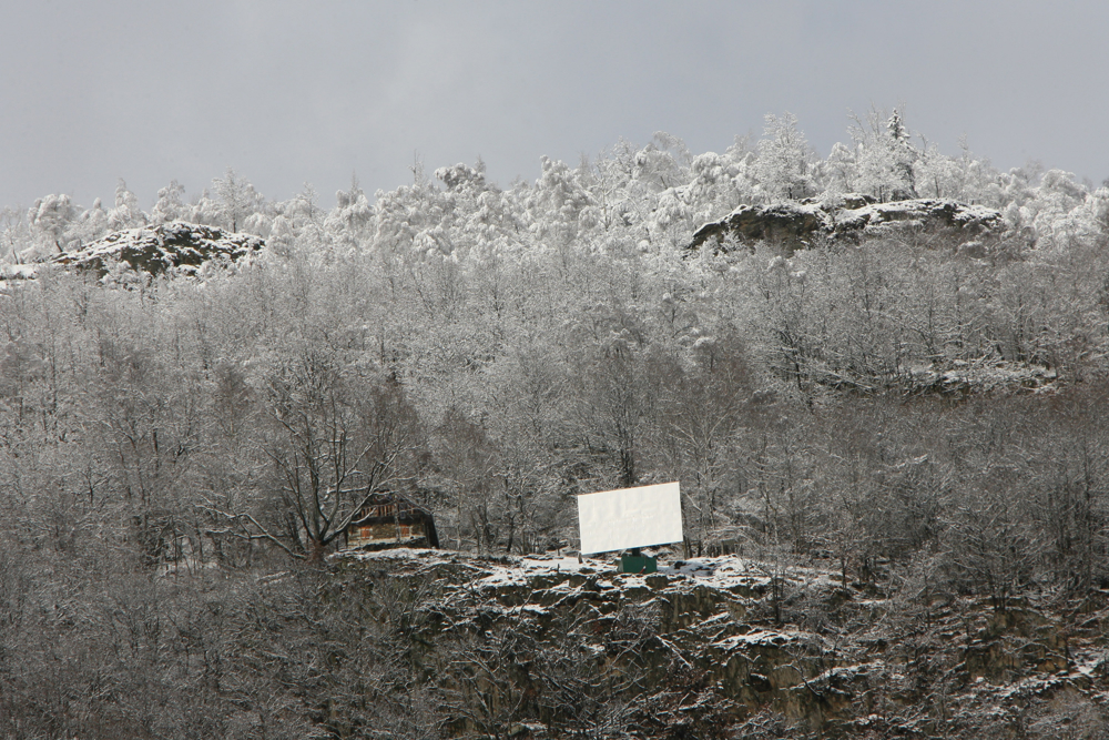 El sol se apagó en Viganella, un pequeño pueblo enclavado en los Alpes, en la región italiana de Piamonte. En realidad, lo que se ha roto es un sol artificial, un espejo que reflejaba al astro, colocado para dar luz en los tres meses de invierno en los que la localidad se queda a oscuras por la sombra de las montañas. Sus cerca de 300 habitantes celebraron aún con más alegría la tradicional fiesta de la Candelaria, el 4 de febrero, cuando el sol vuelve a aparecer en el Valle d'Ossola, después de los 83 días en los que no han podido contar con el sol artificial creado por el golpe de ingenio de Pier Franco Midali, alcalde del pueblo entre los años 1990 y 2000. El espejo pesa 11 toneladas y una superficie de reflexión de 40 metros cuadrados y se instaló sobre la ladera de una de las montañas que rodean Viganella. -EFE/Pier Franco Midali